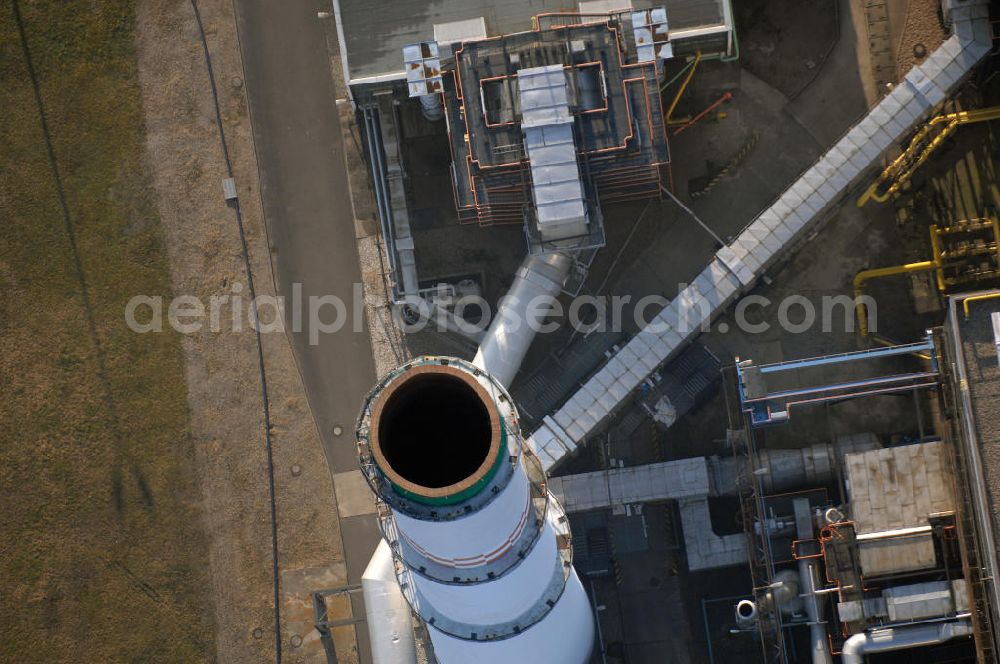 Aerial image Berlin-Lichtenberg - Das Heizkraftwerk Berlin-Lichtenberg (HKW) wurde ab 1970 in mehreren Baustufen vom damaligen Energiekombinat Berlin errichtet. Damit wurde die Bebauung eines 405 Hektar großen Gebietes mit Industriestandorten begonnen, zu deren Versorgung das Kraftwerk dienen sollte. Außerdem wurde in dieser Zeit auch mit der Errichtung der neuen Wohngebiete rund um das Dorf Marzahn begonnen, die mit Fernwärme aus dem Kraftwerk beheizt werden sollten. Da das Gebiet zu dieser Zeit noch zum Stadtbezirk Lichtenberg gehörte, der zu dieser Zeit vom heutigen gleichnamigen Ortsteil bis zum östlichen Stadtrand reichte, wurde das Kraftwerk nach ihm benannt. Auch nach der Bildung des neuen Stadtbezirks Marzahn im Jahr 1979 wurde die Bezeichnung für das Kraftwerk beibehalten.Mit dem Zusammenschluss der aus dem Energiekombinat Berlin hervorgegangen EBAG und der Bewag (heute Vattenfall Europe Berlin) im Jahr 1993 wurde das Kraftwerk in das nunmehrige Gesamtberliner Strom- und Wärmenetz integriert. Es bildet heute einen Teil des Geschäftsbereichs Kraftwerke Ost.