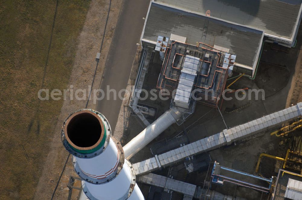 Aerial photograph Berlin-Lichtenberg - Das Heizkraftwerk Berlin-Lichtenberg (HKW) wurde ab 1970 in mehreren Baustufen vom damaligen Energiekombinat Berlin errichtet. Damit wurde die Bebauung eines 405 Hektar großen Gebietes mit Industriestandorten begonnen, zu deren Versorgung das Kraftwerk dienen sollte. Außerdem wurde in dieser Zeit auch mit der Errichtung der neuen Wohngebiete rund um das Dorf Marzahn begonnen, die mit Fernwärme aus dem Kraftwerk beheizt werden sollten. Da das Gebiet zu dieser Zeit noch zum Stadtbezirk Lichtenberg gehörte, der zu dieser Zeit vom heutigen gleichnamigen Ortsteil bis zum östlichen Stadtrand reichte, wurde das Kraftwerk nach ihm benannt. Auch nach der Bildung des neuen Stadtbezirks Marzahn im Jahr 1979 wurde die Bezeichnung für das Kraftwerk beibehalten.Mit dem Zusammenschluss der aus dem Energiekombinat Berlin hervorgegangen EBAG und der Bewag (heute Vattenfall Europe Berlin) im Jahr 1993 wurde das Kraftwerk in das nunmehrige Gesamtberliner Strom- und Wärmenetz integriert. Es bildet heute einen Teil des Geschäftsbereichs Kraftwerke Ost.