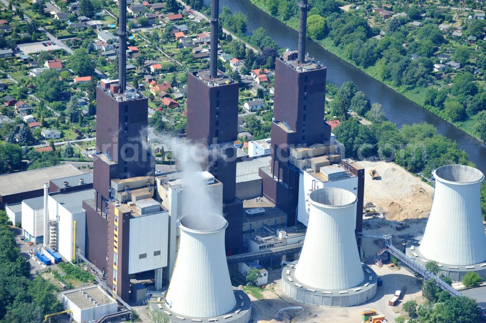 Berlin Lichterfelde from above - Blick auf das Heizkraftwerk Berlin-Lichterfelde der Vattenfall Europe AG am Teltowkanal. Das heutige Gas-Kraftwerk mit seinen 158 Meter hohen Kaminen verfügt über drei Blöcke und hat eine elektrische Gesamtleistung von 450 MW sowie eine thermische Leistung von 651 MW. Es ist der südliche Schwerpunkt der Strom- und Wärmeerzeugung in Berlin. Das Kraftwerk wird derzeit von der Vattenfall Europe AG betrieben. Am Bau beteiligten sich die folgenden Firmen in der Arbeitsgemeinschaft Heizkraftwerk Lichterfelde 1970-1974: Beton & Monierbau AG, Siemens Bauunion, Grün & Bilfinger, Hochtief AG. View the power plant in Berlin-Lichterfelde of Vattenfall Europe AG.