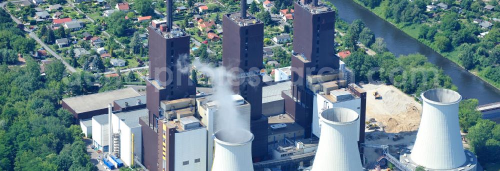 Berlin Lichterfelde from the bird's eye view: Blick auf das Heizkraftwerk Berlin-Lichterfelde der Vattenfall Europe AG am Teltowkanal. Das heutige Gas-Kraftwerk mit seinen 158 Meter hohen Kaminen verfügt über drei Blöcke und hat eine elektrische Gesamtleistung von 450 MW sowie eine thermische Leistung von 651 MW. Es ist der südliche Schwerpunkt der Strom- und Wärmeerzeugung in Berlin. Das Kraftwerk wird derzeit von der Vattenfall Europe AG betrieben. Am Bau beteiligten sich die folgenden Firmen in der Arbeitsgemeinschaft Heizkraftwerk Lichterfelde 1970-1974: Beton & Monierbau AG, Siemens Bauunion, Grün & Bilfinger, Hochtief AG. View the power plant in Berlin-Lichterfelde of Vattenfall Europe AG.