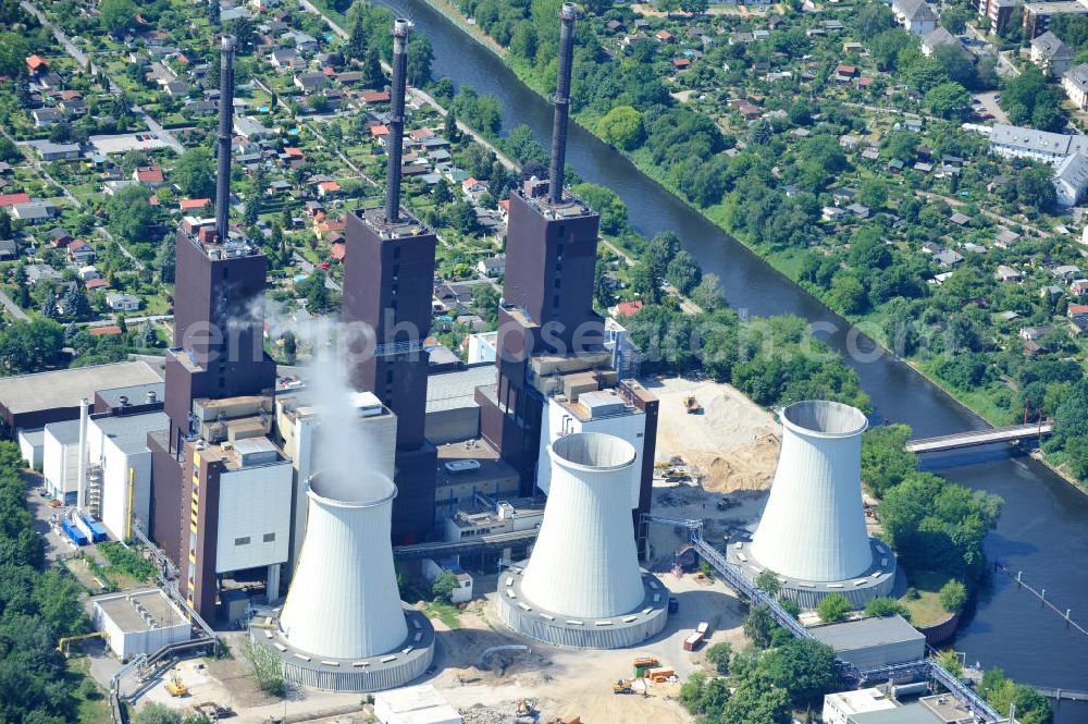 Aerial image Berlin Lichterfelde - Blick auf das Heizkraftwerk Berlin-Lichterfelde der Vattenfall Europe AG am Teltowkanal. Das heutige Gas-Kraftwerk mit seinen 158 Meter hohen Kaminen verfügt über drei Blöcke und hat eine elektrische Gesamtleistung von 450 MW sowie eine thermische Leistung von 651 MW. Es ist der südliche Schwerpunkt der Strom- und Wärmeerzeugung in Berlin. Das Kraftwerk wird derzeit von der Vattenfall Europe AG betrieben. Am Bau beteiligten sich die folgenden Firmen in der Arbeitsgemeinschaft Heizkraftwerk Lichterfelde 1970-1974: Beton & Monierbau AG, Siemens Bauunion, Grün & Bilfinger, Hochtief AG. View the power plant in Berlin-Lichterfelde of Vattenfall Europe AG.