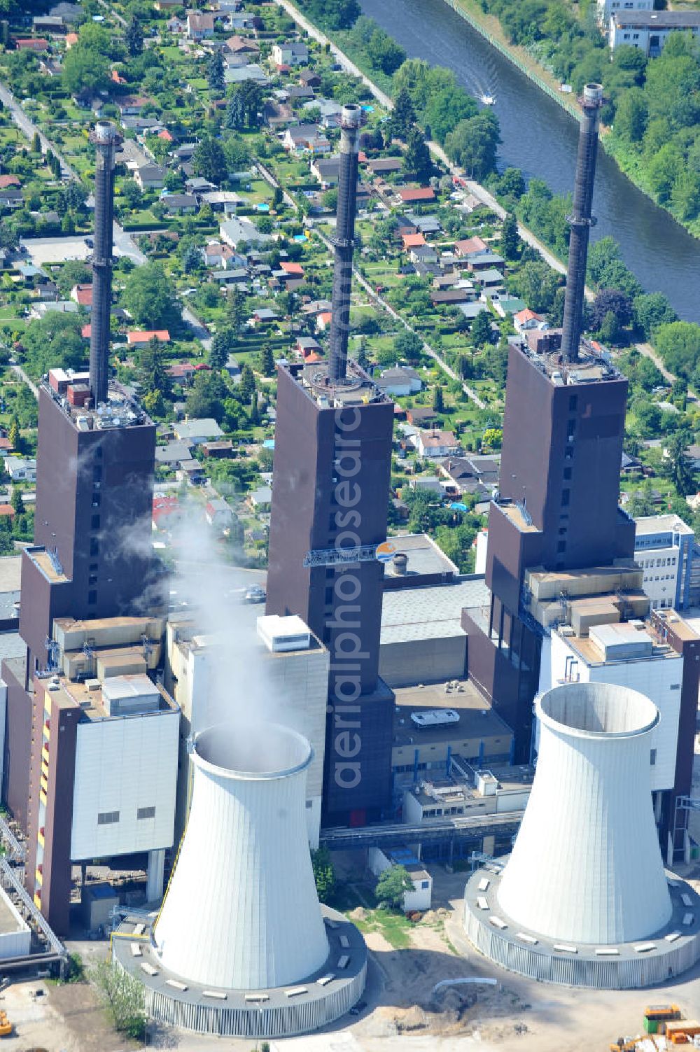 Aerial photograph Berlin Lichterfelde - Blick auf das Heizkraftwerk Berlin-Lichterfelde der Vattenfall Europe AG am Teltowkanal. Das heutige Gas-Kraftwerk mit seinen 158 Meter hohen Kaminen verfügt über drei Blöcke und hat eine elektrische Gesamtleistung von 450 MW sowie eine thermische Leistung von 651 MW. Es ist der südliche Schwerpunkt der Strom- und Wärmeerzeugung in Berlin. Das Kraftwerk wird derzeit von der Vattenfall Europe AG betrieben. Am Bau beteiligten sich die folgenden Firmen in der Arbeitsgemeinschaft Heizkraftwerk Lichterfelde 1970-1974: Beton & Monierbau AG, Siemens Bauunion, Grün & Bilfinger, Hochtief AG. View the power plant in Berlin-Lichterfelde of Vattenfall Europe AG.