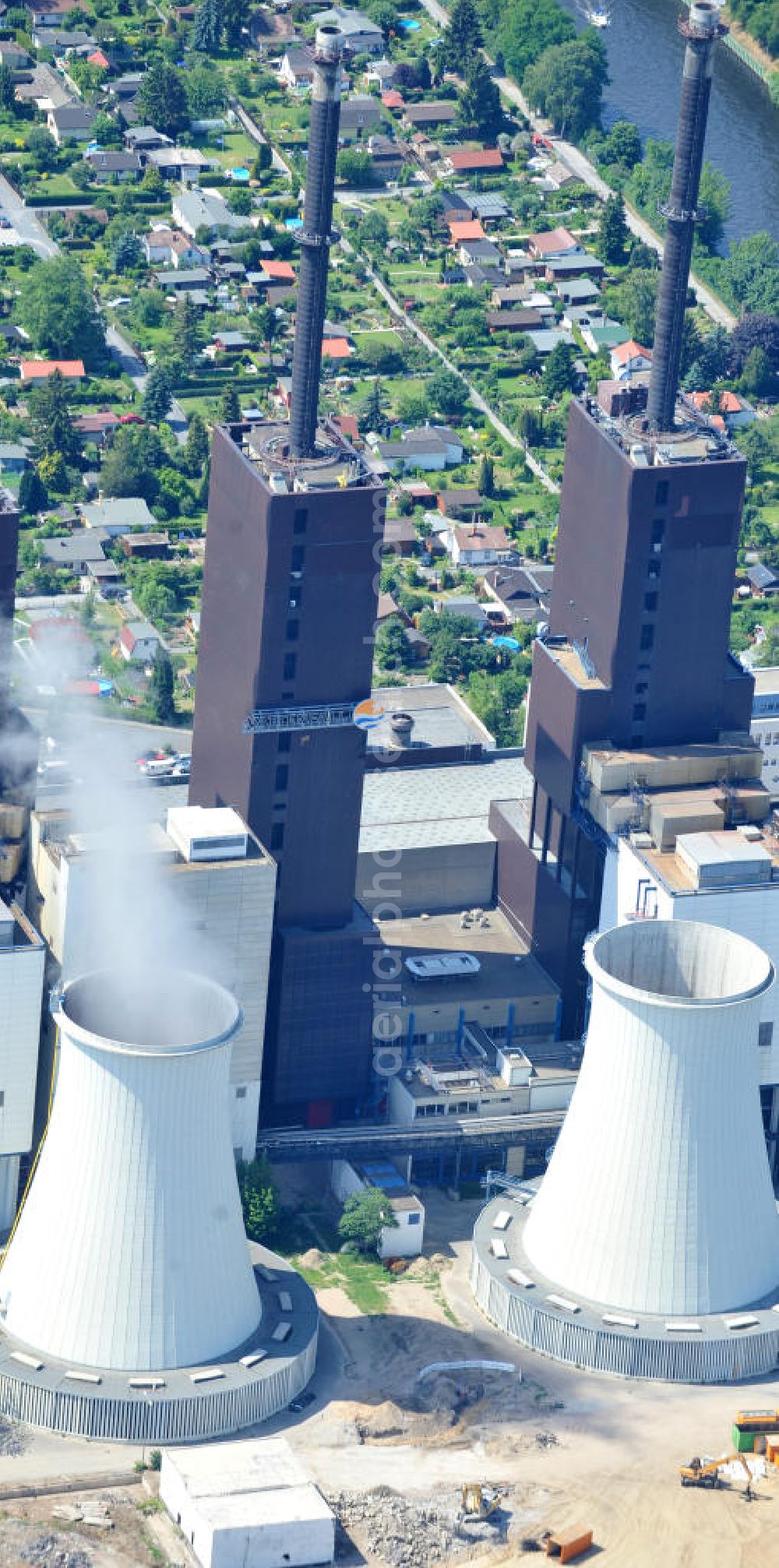 Berlin Lichterfelde from above - Blick auf das Heizkraftwerk Berlin-Lichterfelde der Vattenfall Europe AG am Teltowkanal. Das heutige Gas-Kraftwerk mit seinen 158 Meter hohen Kaminen verfügt über drei Blöcke und hat eine elektrische Gesamtleistung von 450 MW sowie eine thermische Leistung von 651 MW. Es ist der südliche Schwerpunkt der Strom- und Wärmeerzeugung in Berlin. Das Kraftwerk wird derzeit von der Vattenfall Europe AG betrieben. Am Bau beteiligten sich die folgenden Firmen in der Arbeitsgemeinschaft Heizkraftwerk Lichterfelde 1970-1974: Beton & Monierbau AG, Siemens Bauunion, Grün & Bilfinger, Hochtief AG. View the power plant in Berlin-Lichterfelde of Vattenfall Europe AG.