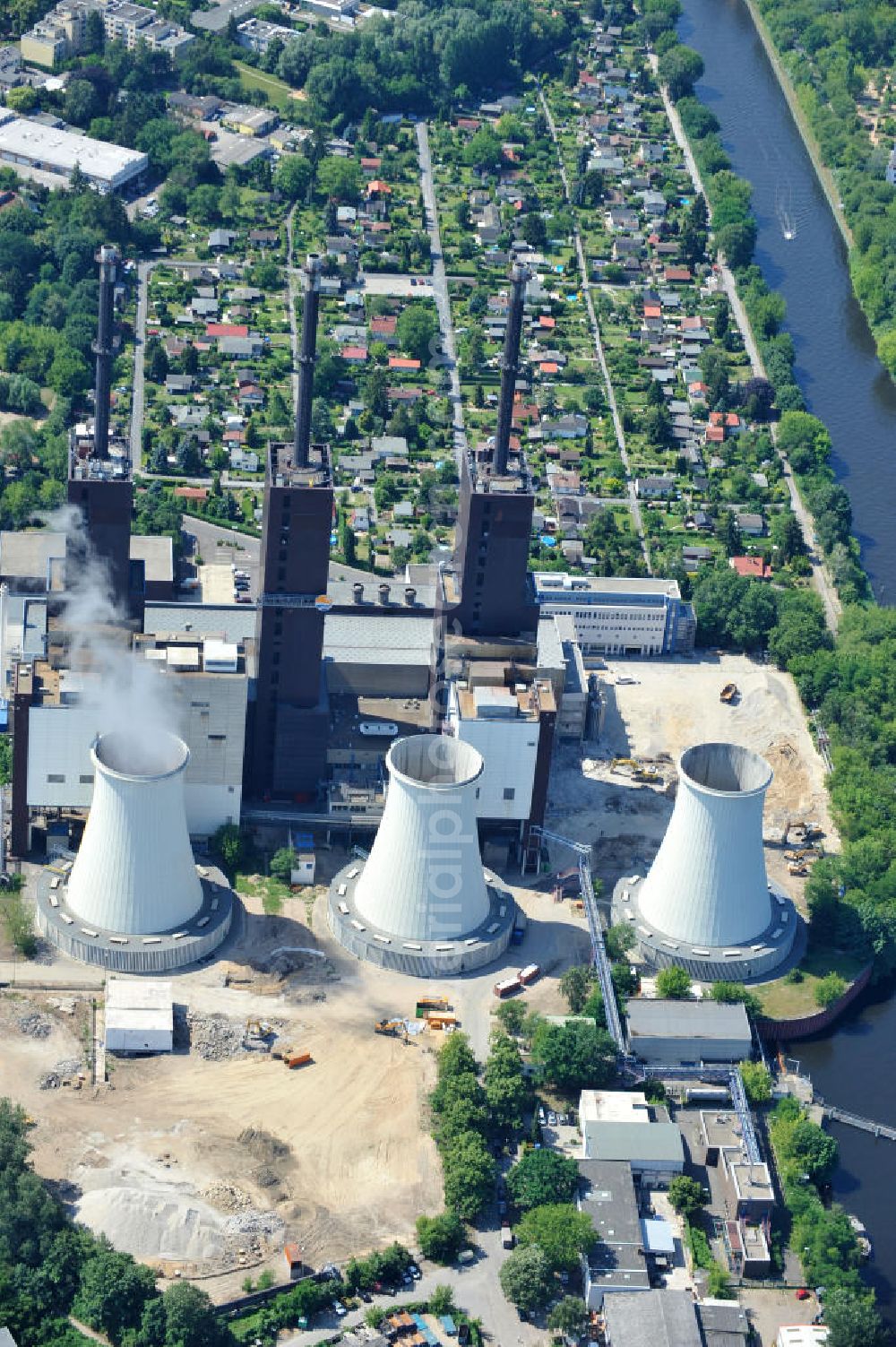 Berlin Lichterfelde from the bird's eye view: Blick auf das Heizkraftwerk Berlin-Lichterfelde der Vattenfall Europe AG am Teltowkanal. Das heutige Gas-Kraftwerk mit seinen 158 Meter hohen Kaminen verfügt über drei Blöcke und hat eine elektrische Gesamtleistung von 450 MW sowie eine thermische Leistung von 651 MW. Es ist der südliche Schwerpunkt der Strom- und Wärmeerzeugung in Berlin. Das Kraftwerk wird derzeit von der Vattenfall Europe AG betrieben. Am Bau beteiligten sich die folgenden Firmen in der Arbeitsgemeinschaft Heizkraftwerk Lichterfelde 1970-1974: Beton & Monierbau AG, Siemens Bauunion, Grün & Bilfinger, Hochtief AG. View the power plant in Berlin-Lichterfelde of Vattenfall Europe AG.