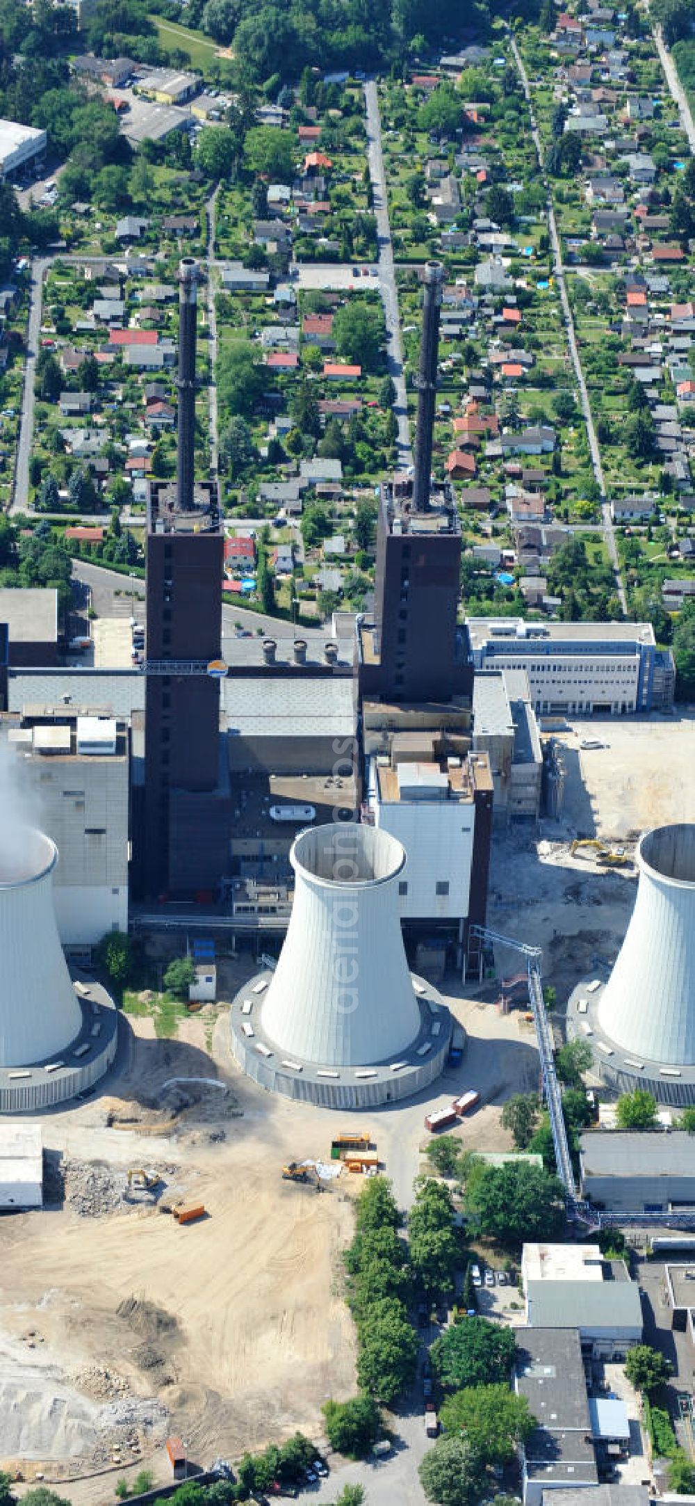 Aerial image Berlin Lichterfelde - Blick auf das Heizkraftwerk Berlin-Lichterfelde der Vattenfall Europe AG am Teltowkanal. Das heutige Gas-Kraftwerk mit seinen 158 Meter hohen Kaminen verfügt über drei Blöcke und hat eine elektrische Gesamtleistung von 450 MW sowie eine thermische Leistung von 651 MW. Es ist der südliche Schwerpunkt der Strom- und Wärmeerzeugung in Berlin. Das Kraftwerk wird derzeit von der Vattenfall Europe AG betrieben. Am Bau beteiligten sich die folgenden Firmen in der Arbeitsgemeinschaft Heizkraftwerk Lichterfelde 1970-1974: Beton & Monierbau AG, Siemens Bauunion, Grün & Bilfinger, Hochtief AG. View the power plant in Berlin-Lichterfelde of Vattenfall Europe AG.