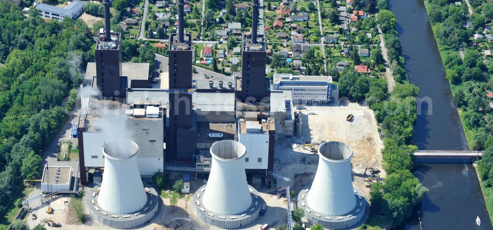 Aerial photograph Berlin Lichterfelde - Blick auf das Heizkraftwerk Berlin-Lichterfelde der Vattenfall Europe AG am Teltowkanal. Das heutige Gas-Kraftwerk mit seinen 158 Meter hohen Kaminen verfügt über drei Blöcke und hat eine elektrische Gesamtleistung von 450 MW sowie eine thermische Leistung von 651 MW. Es ist der südliche Schwerpunkt der Strom- und Wärmeerzeugung in Berlin. Das Kraftwerk wird derzeit von der Vattenfall Europe AG betrieben. Am Bau beteiligten sich die folgenden Firmen in der Arbeitsgemeinschaft Heizkraftwerk Lichterfelde 1970-1974: Beton & Monierbau AG, Siemens Bauunion, Grün & Bilfinger, Hochtief AG. View the power plant in Berlin-Lichterfelde of Vattenfall Europe AG.