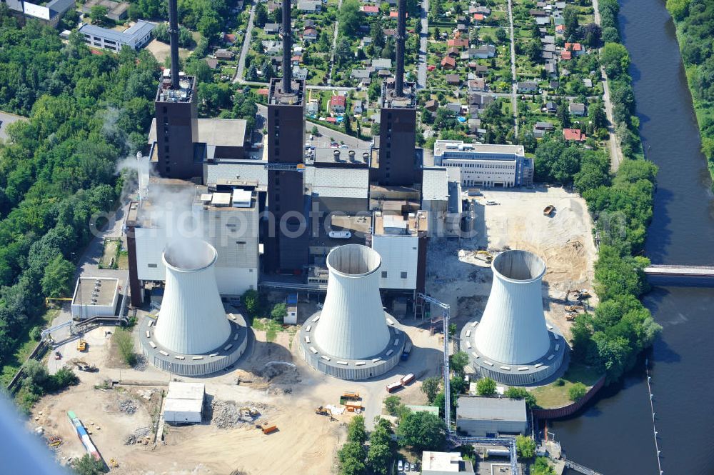 Berlin Lichterfelde from above - Blick auf das Heizkraftwerk Berlin-Lichterfelde der Vattenfall Europe AG am Teltowkanal. Das heutige Gas-Kraftwerk mit seinen 158 Meter hohen Kaminen verfügt über drei Blöcke und hat eine elektrische Gesamtleistung von 450 MW sowie eine thermische Leistung von 651 MW. Es ist der südliche Schwerpunkt der Strom- und Wärmeerzeugung in Berlin. Das Kraftwerk wird derzeit von der Vattenfall Europe AG betrieben. Am Bau beteiligten sich die folgenden Firmen in der Arbeitsgemeinschaft Heizkraftwerk Lichterfelde 1970-1974: Beton & Monierbau AG, Siemens Bauunion, Grün & Bilfinger, Hochtief AG. View the power plant in Berlin-Lichterfelde of Vattenfall Europe AG.