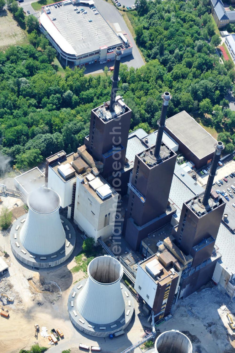 Berlin Lichterfelde from the bird's eye view: Blick auf das Heizkraftwerk Berlin-Lichterfelde der Vattenfall Europe AG am Teltowkanal. Das heutige Gas-Kraftwerk mit seinen 158 Meter hohen Kaminen verfügt über drei Blöcke und hat eine elektrische Gesamtleistung von 450 MW sowie eine thermische Leistung von 651 MW. Es ist der südliche Schwerpunkt der Strom- und Wärmeerzeugung in Berlin. Das Kraftwerk wird derzeit von der Vattenfall Europe AG betrieben. Am Bau beteiligten sich die folgenden Firmen in der Arbeitsgemeinschaft Heizkraftwerk Lichterfelde 1970-1974: Beton & Monierbau AG, Siemens Bauunion, Grün & Bilfinger, Hochtief AG. View the power plant in Berlin-Lichterfelde of Vattenfall Europe AG.