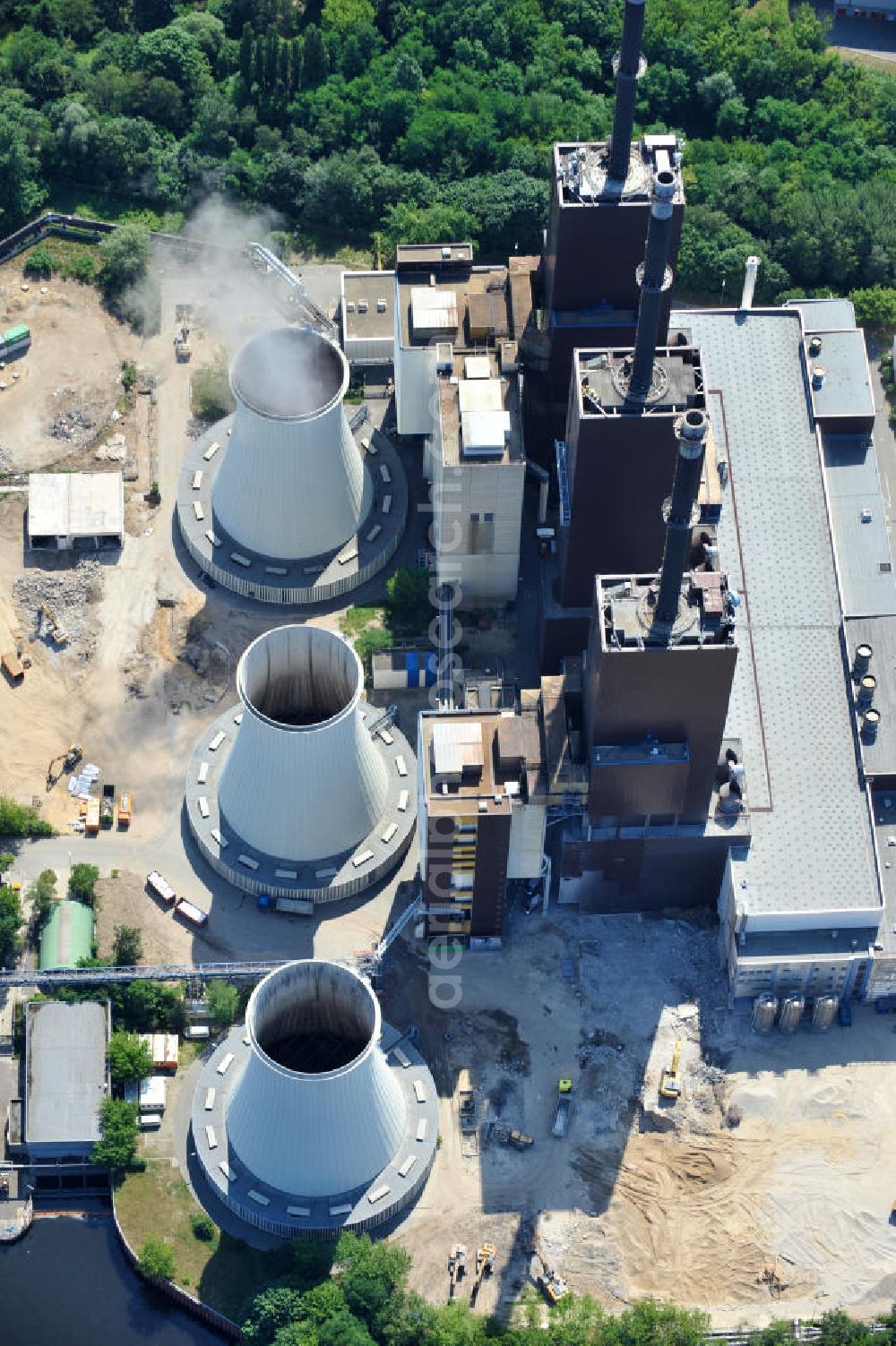 Aerial photograph Berlin Lichterfelde - Blick auf das Heizkraftwerk Berlin-Lichterfelde der Vattenfall Europe AG am Teltowkanal. Das heutige Gas-Kraftwerk mit seinen 158 Meter hohen Kaminen verfügt über drei Blöcke und hat eine elektrische Gesamtleistung von 450 MW sowie eine thermische Leistung von 651 MW. Es ist der südliche Schwerpunkt der Strom- und Wärmeerzeugung in Berlin. Das Kraftwerk wird derzeit von der Vattenfall Europe AG betrieben. Am Bau beteiligten sich die folgenden Firmen in der Arbeitsgemeinschaft Heizkraftwerk Lichterfelde 1970-1974: Beton & Monierbau AG, Siemens Bauunion, Grün & Bilfinger, Hochtief AG. View the power plant in Berlin-Lichterfelde of Vattenfall Europe AG.