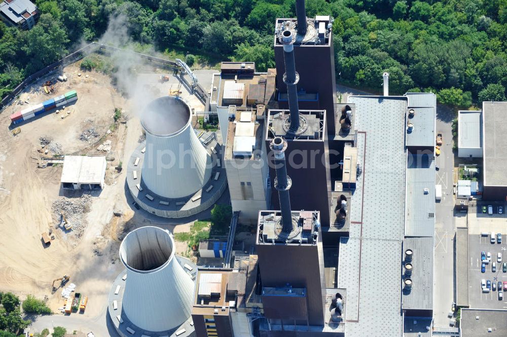 Berlin Lichterfelde from above - Blick auf das Heizkraftwerk Berlin-Lichterfelde der Vattenfall Europe AG am Teltowkanal. Das heutige Gas-Kraftwerk mit seinen 158 Meter hohen Kaminen verfügt über drei Blöcke und hat eine elektrische Gesamtleistung von 450 MW sowie eine thermische Leistung von 651 MW. Es ist der südliche Schwerpunkt der Strom- und Wärmeerzeugung in Berlin. Das Kraftwerk wird derzeit von der Vattenfall Europe AG betrieben. Am Bau beteiligten sich die folgenden Firmen in der Arbeitsgemeinschaft Heizkraftwerk Lichterfelde 1970-1974: Beton & Monierbau AG, Siemens Bauunion, Grün & Bilfinger, Hochtief AG. View the power plant in Berlin-Lichterfelde of Vattenfall Europe AG.