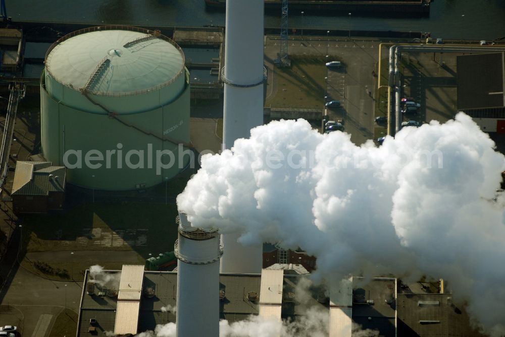 Aerial image Berlin - Blick auf das Heizkraftwerk Klingenberg an der Köpenicker Chaussee in Rummelsburg im winterlichen Heizbetrieb. Berlin hat in den vergangenen Jahren seinen Beitrag zum Klimaschutz geleistet. Der Ausstoß des Klimagases Kohlendioxid ist seit 1990 um 14 Prozent zurückgegangen. Der Senat strebt an, bis 2010 diesen Wert auf 25 Prozent zu senken.Es stellt sich jedoch die Frage, ob die Anstrengungen der deutschen Hauptstadt angesichts der von den Vereinten Nationen formulierten Bedrohungsszenarien für das Weltklima ausreichen. Der Senat kündigte weitere Anstrengungen an. 2004 bliesen Berliner Kraftwerke, Fabriken, Autos und Haushalte noch immer 20 Millionen Tonnen Kohlendioxid in die Atmosphäre. Ein Großteil der Reduzierung rührt daher, dass viele Industrieanlagen inzwischen stillliegen. Auch die Kraftwerke sind sauberer geworden. Aber der Ausstoß aus den Sektoren Verkehr und Wolfgang Gerbere Haushalte hat sogar zugenommen.