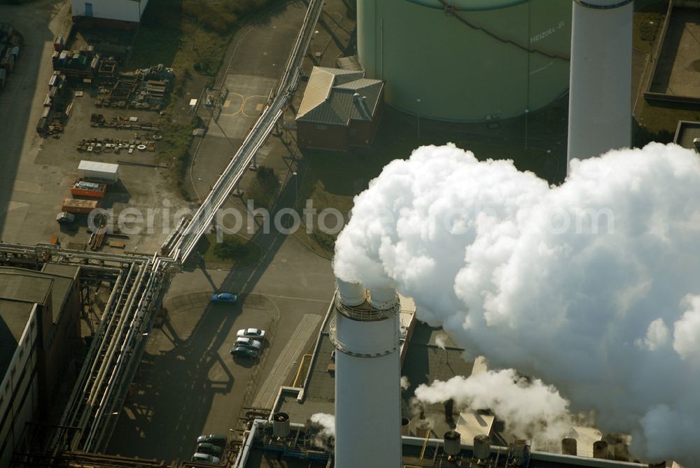 Aerial photograph Berlin - Blick auf das Heizkraftwerk Klingenberg an der Köpenicker Chaussee in Rummelsburg im winterlichen Heizbetrieb. Berlin hat in den vergangenen Jahren seinen Beitrag zum Klimaschutz geleistet. Der Ausstoß des Klimagases Kohlendioxid ist seit 1990 um 14 Prozent zurückgegangen. Der Senat strebt an, bis 2010 diesen Wert auf 25 Prozent zu senken.Es stellt sich jedoch die Frage, ob die Anstrengungen der deutschen Hauptstadt angesichts der von den Vereinten Nationen formulierten Bedrohungsszenarien für das Weltklima ausreichen. Der Senat kündigte weitere Anstrengungen an. 2004 bliesen Berliner Kraftwerke, Fabriken, Autos und Haushalte noch immer 20 Millionen Tonnen Kohlendioxid in die Atmosphäre. Ein Großteil der Reduzierung rührt daher, dass viele Industrieanlagen inzwischen stillliegen. Auch die Kraftwerke sind sauberer geworden. Aber der Ausstoß aus den Sektoren Verkehr und Wolfgang Gerbere Haushalte hat sogar zugenommen.