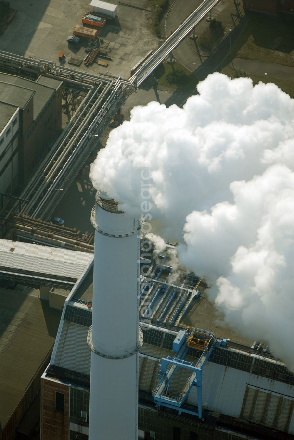 Berlin from above - Blick auf das Heizkraftwerk Klingenberg an der Köpenicker Chaussee in Rummelsburg im winterlichen Heizbetrieb. Berlin hat in den vergangenen Jahren seinen Beitrag zum Klimaschutz geleistet. Der Ausstoß des Klimagases Kohlendioxid ist seit 1990 um 14 Prozent zurückgegangen. Der Senat strebt an, bis 2010 diesen Wert auf 25 Prozent zu senken.Es stellt sich jedoch die Frage, ob die Anstrengungen der deutschen Hauptstadt angesichts der von den Vereinten Nationen formulierten Bedrohungsszenarien für das Weltklima ausreichen. Der Senat kündigte weitere Anstrengungen an. 2004 bliesen Berliner Kraftwerke, Fabriken, Autos und Haushalte noch immer 20 Millionen Tonnen Kohlendioxid in die Atmosphäre. Ein Großteil der Reduzierung rührt daher, dass viele Industrieanlagen inzwischen stillliegen. Auch die Kraftwerke sind sauberer geworden. Aber der Ausstoß aus den Sektoren Verkehr und Wolfgang Gerbere Haushalte hat sogar zugenommen.