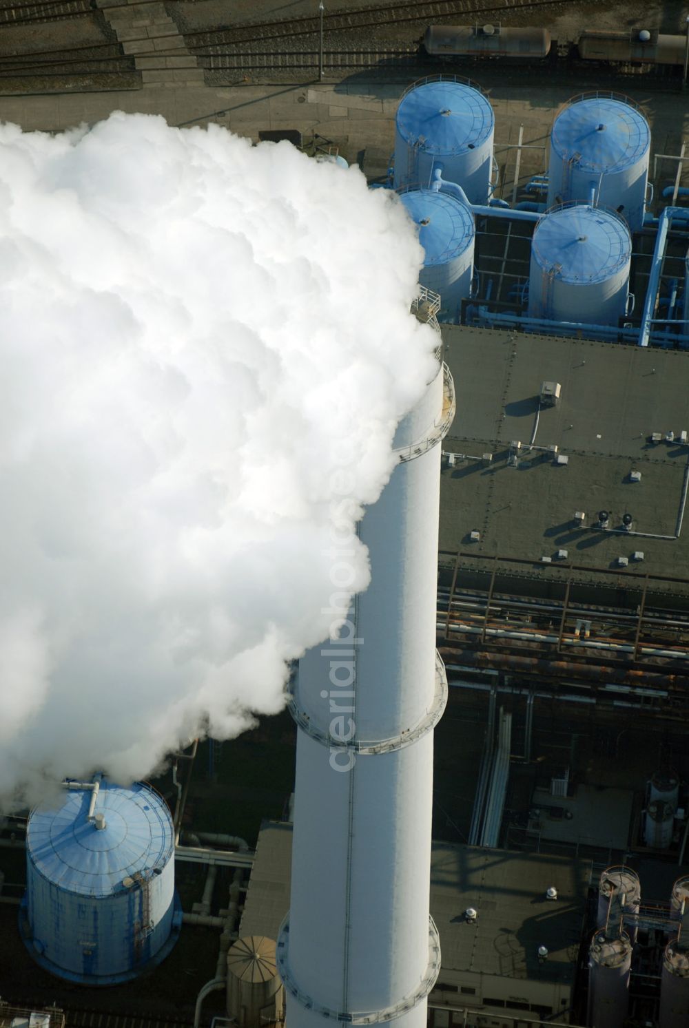 Aerial image Berlin - Blick auf das Heizkraftwerk Klingenberg an der Köpenicker Chaussee in Rummelsburg im winterlichen Heizbetrieb. Berlin hat in den vergangenen Jahren seinen Beitrag zum Klimaschutz geleistet. Der Ausstoß des Klimagases Kohlendioxid ist seit 1990 um 14 Prozent zurückgegangen. Der Senat strebt an, bis 2010 diesen Wert auf 25 Prozent zu senken.Es stellt sich jedoch die Frage, ob die Anstrengungen der deutschen Hauptstadt angesichts der von den Vereinten Nationen formulierten Bedrohungsszenarien für das Weltklima ausreichen. Der Senat kündigte weitere Anstrengungen an. 2004 bliesen Berliner Kraftwerke, Fabriken, Autos und Haushalte noch immer 20 Millionen Tonnen Kohlendioxid in die Atmosphäre. Ein Großteil der Reduzierung rührt daher, dass viele Industrieanlagen inzwischen stillliegen. Auch die Kraftwerke sind sauberer geworden. Aber der Ausstoß aus den Sektoren Verkehr und Wolfgang Gerbere Haushalte hat sogar zugenommen.