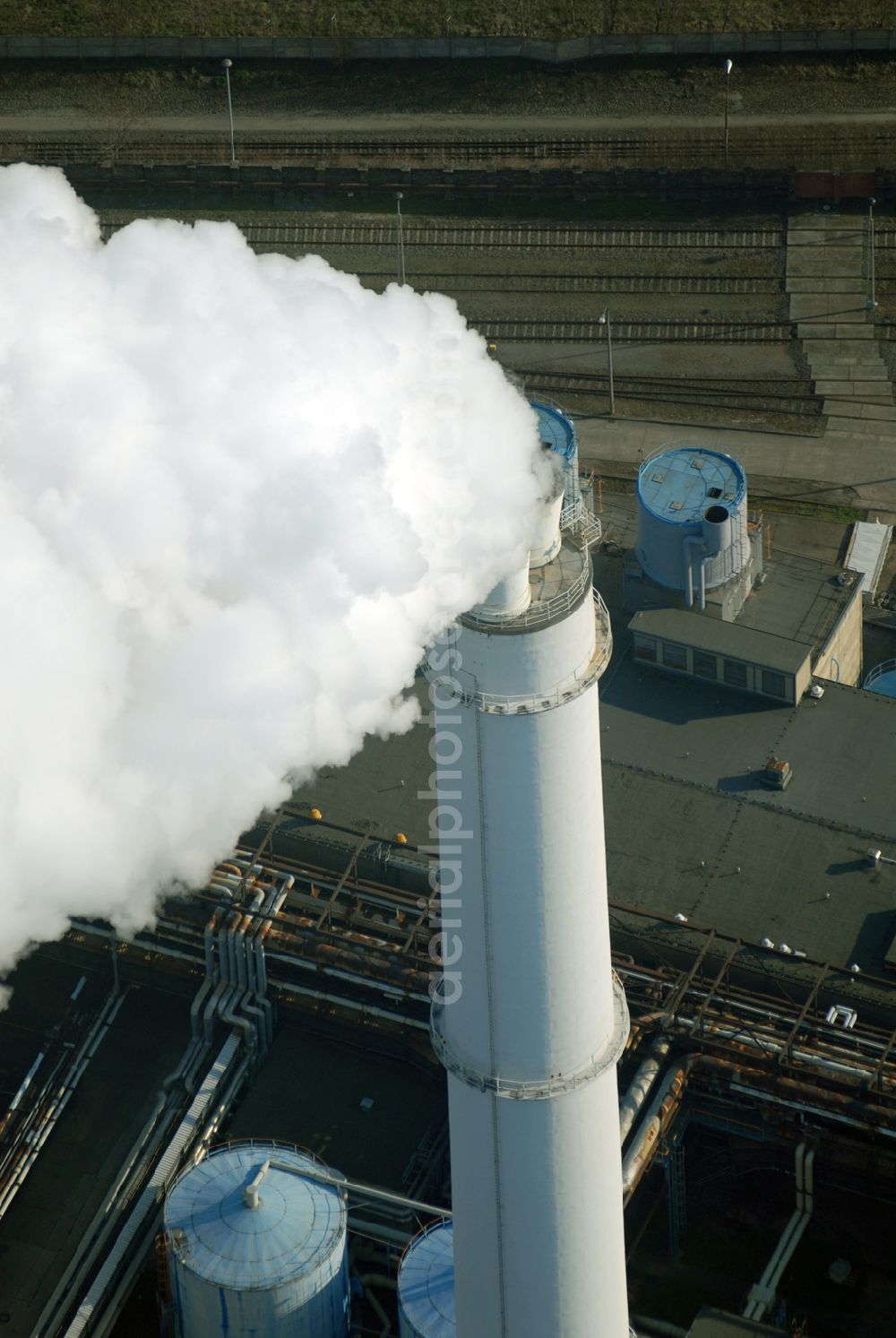 Aerial photograph Berlin - Blick auf das Heizkraftwerk Klingenberg an der Köpenicker Chaussee in Rummelsburg im winterlichen Heizbetrieb. Berlin hat in den vergangenen Jahren seinen Beitrag zum Klimaschutz geleistet. Der Ausstoß des Klimagases Kohlendioxid ist seit 1990 um 14 Prozent zurückgegangen. Der Senat strebt an, bis 2010 diesen Wert auf 25 Prozent zu senken.Es stellt sich jedoch die Frage, ob die Anstrengungen der deutschen Hauptstadt angesichts der von den Vereinten Nationen formulierten Bedrohungsszenarien für das Weltklima ausreichen. Der Senat kündigte weitere Anstrengungen an. 2004 bliesen Berliner Kraftwerke, Fabriken, Autos und Haushalte noch immer 20 Millionen Tonnen Kohlendioxid in die Atmosphäre. Ein Großteil der Reduzierung rührt daher, dass viele Industrieanlagen inzwischen stillliegen. Auch die Kraftwerke sind sauberer geworden. Aber der Ausstoß aus den Sektoren Verkehr und Wolfgang Gerbere Haushalte hat sogar zugenommen.