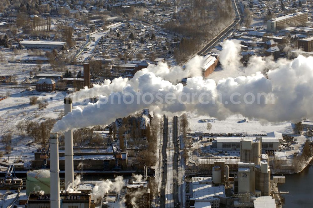 Berlin from above - Blick auf das Heizkraftwerk Klingenberg an der Köpenicker Chaussee in Rummelsburg im winterlichen Schnee- Heizbetrieb. Berlin hat in den vergangenen Jahren seinen Beitrag zum Klimaschutz geleistet. Der Ausstoß des Klimagases Kohlendioxid ist seit 1990 um 14 Prozent zurückgegangen. Der Senat strebt an, bis 2010 diesen Wert auf 25 Prozent zu senken.Es stellt sich jedoch die Frage, ob die Anstrengungen der deutschen Hauptstadt angesichts der von den Vereinten Nationen formulierten Bedrohungsszenarien für das Weltklima ausreichen. Der Senat kündigte weitere Anstrengungen an. 2004 bliesen Berliner Kraftwerke, Fabriken, Autos und Haushalte noch immer 20 Millionen Tonnen Kohlendioxid in die Atmosphäre. Ein Großteil der Reduzierung rührt daher, dass viele Industrieanlagen inzwischen stillliegen. Auch die Kraftwerke sind sauberer geworden. Aber der Ausstoß aus den Sektoren Verkehr und Wolfgang Gerbere Haushalte hat sogar zugenommen.