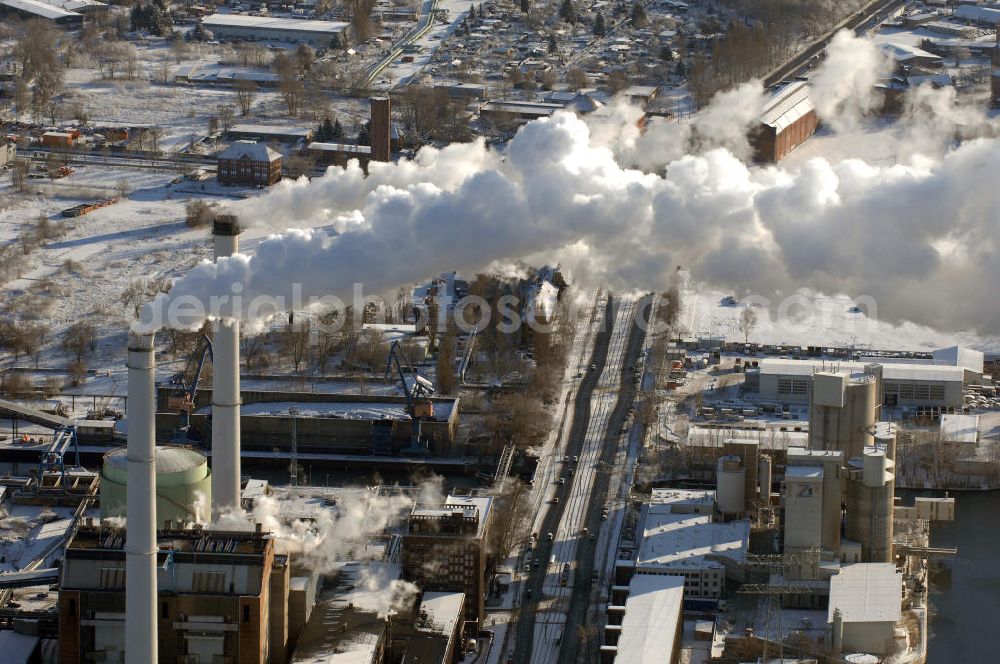 Berlin from the bird's eye view: Blick auf das Heizkraftwerk Klingenberg an der Köpenicker Chaussee in Rummelsburg im winterlichen Schnee- Heizbetrieb. Berlin hat in den vergangenen Jahren seinen Beitrag zum Klimaschutz geleistet. Der Ausstoß des Klimagases Kohlendioxid ist seit 1990 um 14 Prozent zurückgegangen. Der Senat strebt an, bis 2010 diesen Wert auf 25 Prozent zu senken.Es stellt sich jedoch die Frage, ob die Anstrengungen der deutschen Hauptstadt angesichts der von den Vereinten Nationen formulierten Bedrohungsszenarien für das Weltklima ausreichen. Der Senat kündigte weitere Anstrengungen an. 2004 bliesen Berliner Kraftwerke, Fabriken, Autos und Haushalte noch immer 20 Millionen Tonnen Kohlendioxid in die Atmosphäre. Ein Großteil der Reduzierung rührt daher, dass viele Industrieanlagen inzwischen stillliegen. Auch die Kraftwerke sind sauberer geworden. Aber der Ausstoß aus den Sektoren Verkehr und Wolfgang Gerbere Haushalte hat sogar zugenommen.