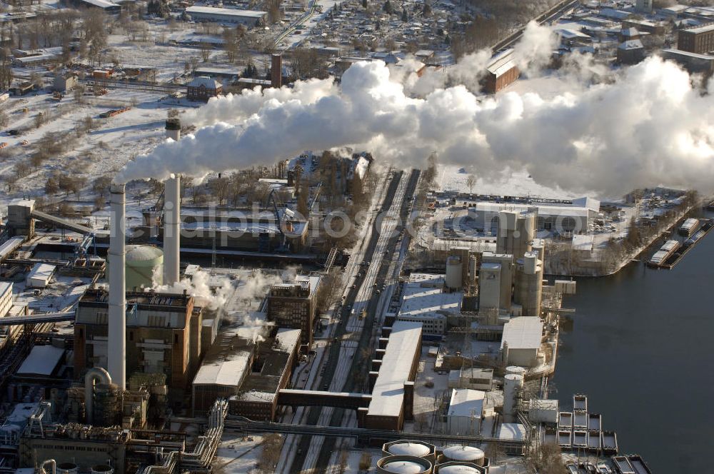 Aerial image Berlin - Blick auf das Heizkraftwerk Klingenberg an der Köpenicker Chaussee in Rummelsburg im winterlichen Schnee- Heizbetrieb. Berlin hat in den vergangenen Jahren seinen Beitrag zum Klimaschutz geleistet. Der Ausstoß des Klimagases Kohlendioxid ist seit 1990 um 14 Prozent zurückgegangen. Der Senat strebt an, bis 2010 diesen Wert auf 25 Prozent zu senken.Es stellt sich jedoch die Frage, ob die Anstrengungen der deutschen Hauptstadt angesichts der von den Vereinten Nationen formulierten Bedrohungsszenarien für das Weltklima ausreichen. Der Senat kündigte weitere Anstrengungen an. 2004 bliesen Berliner Kraftwerke, Fabriken, Autos und Haushalte noch immer 20 Millionen Tonnen Kohlendioxid in die Atmosphäre. Ein Großteil der Reduzierung rührt daher, dass viele Industrieanlagen inzwischen stillliegen. Auch die Kraftwerke sind sauberer geworden. Aber der Ausstoß aus den Sektoren Verkehr und Wolfgang Gerbere Haushalte hat sogar zugenommen.