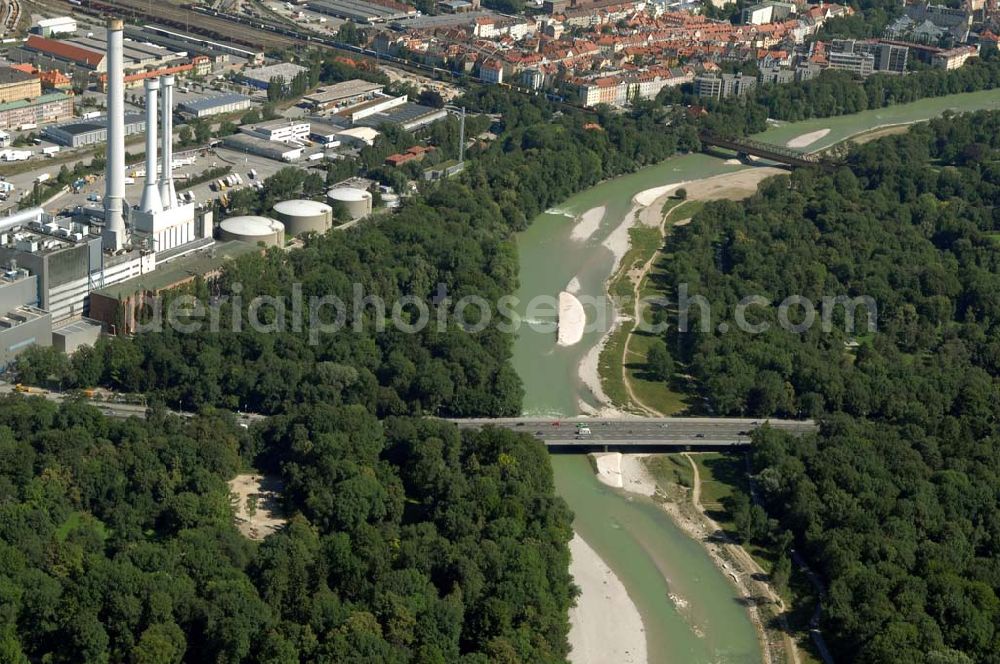 Aerial image München - Blick auf die Brudermühlbrücke, die vom Heizkraftwerk Süd über die Isar führt. Munich 2007/07/14 The 'Brudermühl'-Bridge leads from the cogeneration plant over the river Isar.