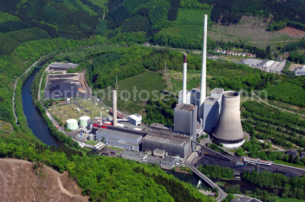 Aerial photograph Elverlingsen - Das Kraftwerk Werdohl-Elverlingsen in Elverlingsen nahe Werdohl ist ein Mittel- und Spizenlastkraftwerk der Mark-E. Es liegt an der Lenne, aus der Kühlwasser bezogen wird. Die Befeuerung erfolgt mit Gas und Steinkohle. Das Kraftwerk Werdohl-Elverlingsen besteht seit 1912. Kontakt: WFA Elverlingsen GmbH, Auf der Mark 1, 58791 Werdohl-Elverlingsen, Tel. +49(0)201 178 2100, Fax +49(0)201 178 2105, Email: wfa-gmbh@ruhrverband.de /