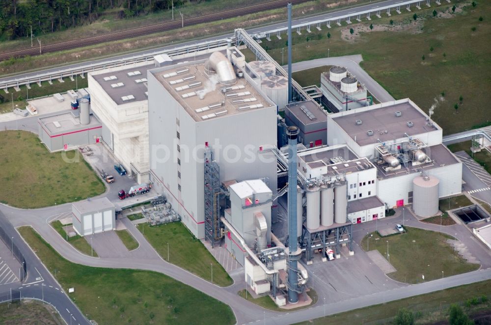 Aerial photograph Eisenhüttenstadt - View at the heating plant of EnBW Energie Baden-Wuerttemberg AG on the factory site for corrugated base paper Propapier PM2 GmbH plant in Eisenhuettenstadt in Brandenburg. The heating plant supplies only the paper factory with electricity, steam and heat