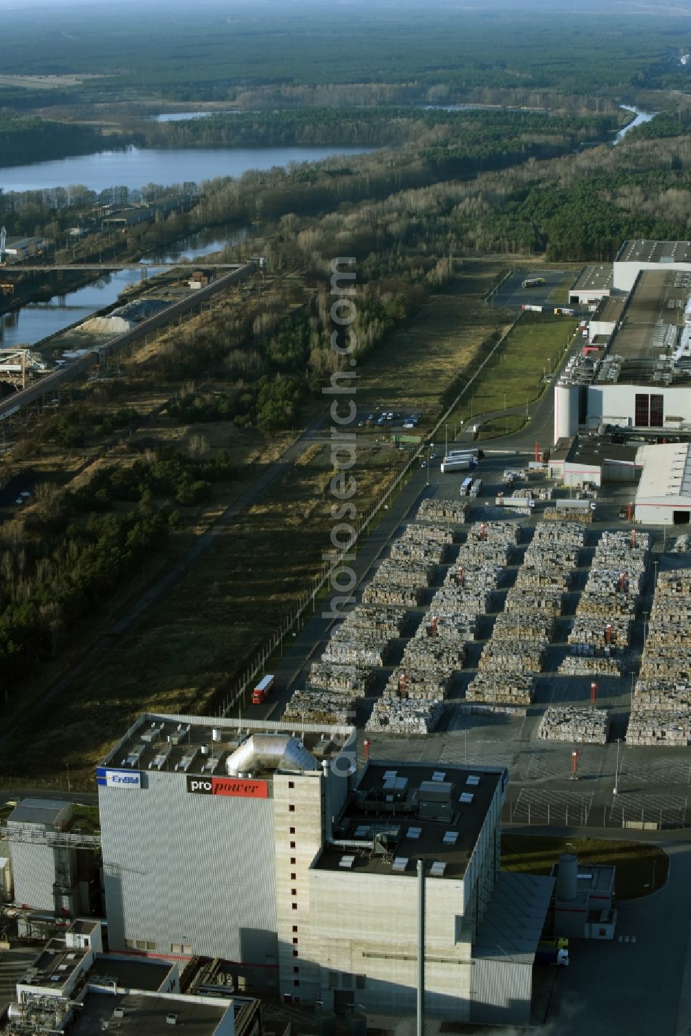 Aerial image Eisenhüttenstadt - View at the heating plant of EnBW Energie Baden-Wuerttemberg AG on the factory site for corrugated base paper Propapier PM2 GmbH plant in Eisenhuettenstadt in Brandenburg. The heating plant supplies only the paper factory with electricity, steam and heat