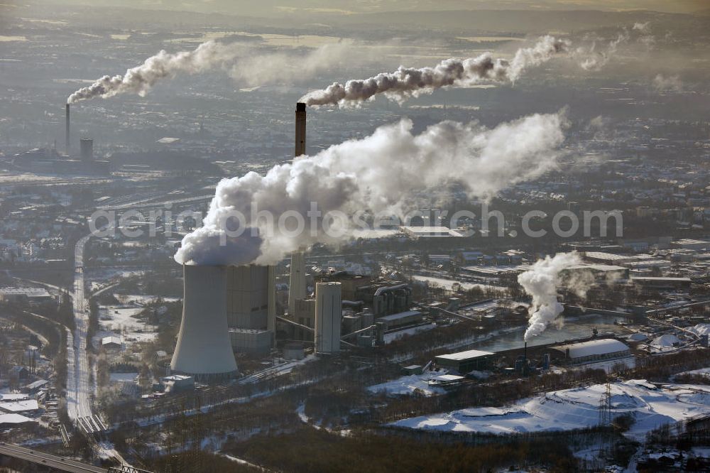 Aerial photograph Herne - Das winterlich mit Schnee bedeckte Heizkraftwerk Herne-Baukau der Evonik Industries. Das Steinkohlekraftwerk besitzt 4 Blöcke und erzeugt 950 Megawatt Leistung. The winterly with snow-covered plant Herne Baukau of Evonik Industries.