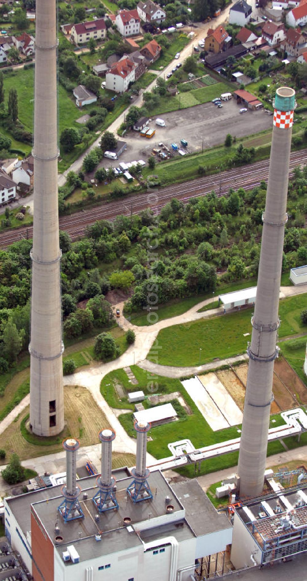 Aerial image Jena - Blick auf das Heizkraftwerk Jena mit den beiden Schornsteinen. 1967 wurde das Heizkraftwerk aufgrund des Ausbaus der Zeiss-Werke und des damit verbundenen Anstiegs der Bevölkerung errichtet. Seit seinem Umbau 1996 zählt es zu den modernsten Gas-und-Dampf-Kombikraftwerken im Raum Thüringen und wird heute von der E.ON Thüringer Energie AG betrieben. View of the power plant in Jena with the two chimneys. In 1967 the power station was built due to the expansion of the Zeiss works and the associated increase in the population. Since his conversion in 1996 it is one of the most modern gas and steam combined cycle power plants in the region of Thuringia, and is now operated by E.ON Thüringer Energie AG.