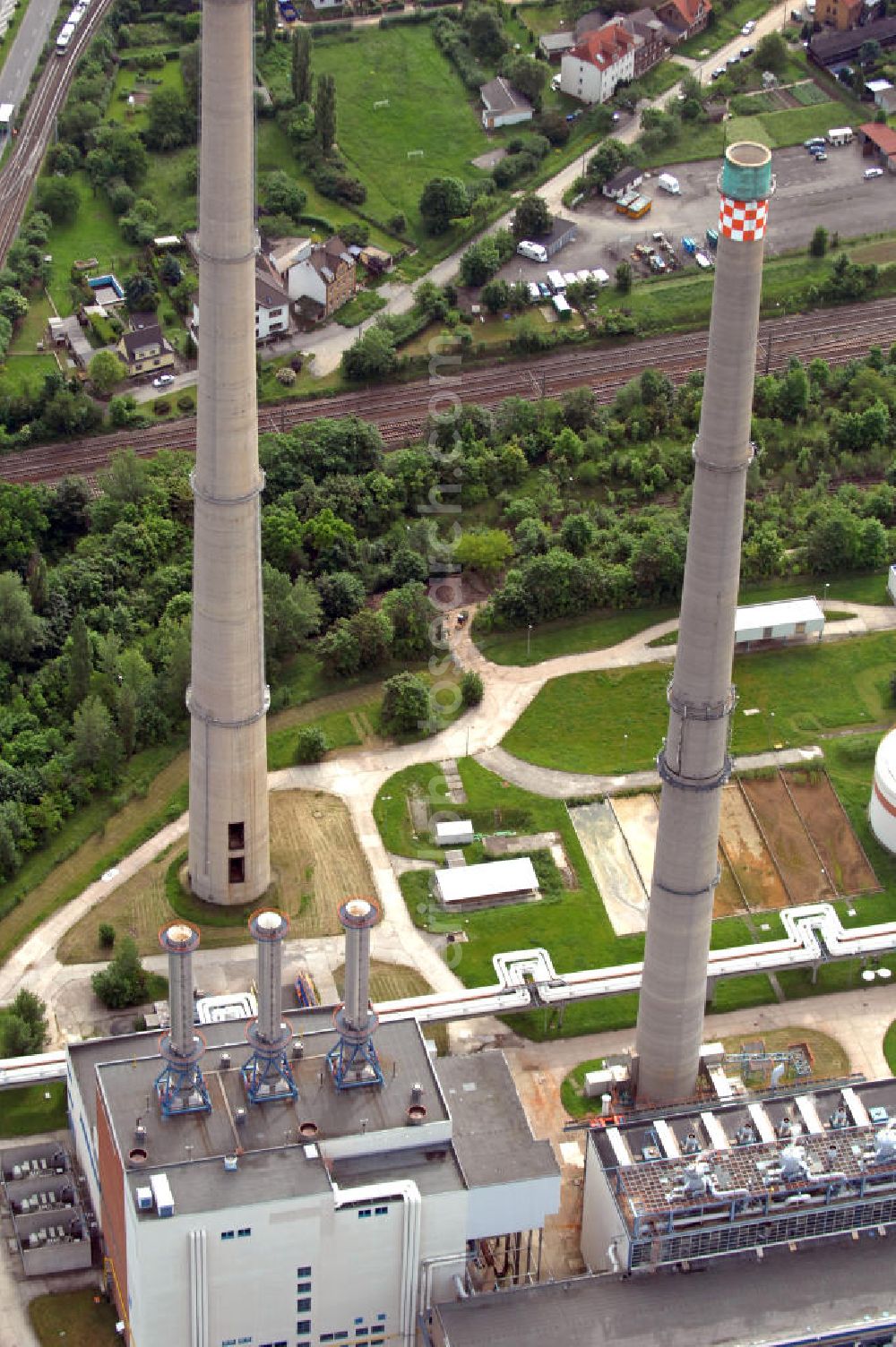 Aerial photograph Jena - Blick auf das Heizkraftwerk Jena mit den beiden Schornsteinen. 1967 wurde das Heizkraftwerk aufgrund des Ausbaus der Zeiss-Werke und des damit verbundenen Anstiegs der Bevölkerung errichtet. Seit seinem Umbau 1996 zählt es zu den modernsten Gas-und-Dampf-Kombikraftwerken im Raum Thüringen und wird heute von der E.ON Thüringer Energie AG betrieben. View of the power plant in Jena with the two chimneys. In 1967 the power station was built due to the expansion of the Zeiss works and the associated increase in the population. Since his conversion in 1996 it is one of the most modern gas and steam combined cycle power plants in the region of Thuringia, and is now operated by E.ON Thüringer Energie AG.