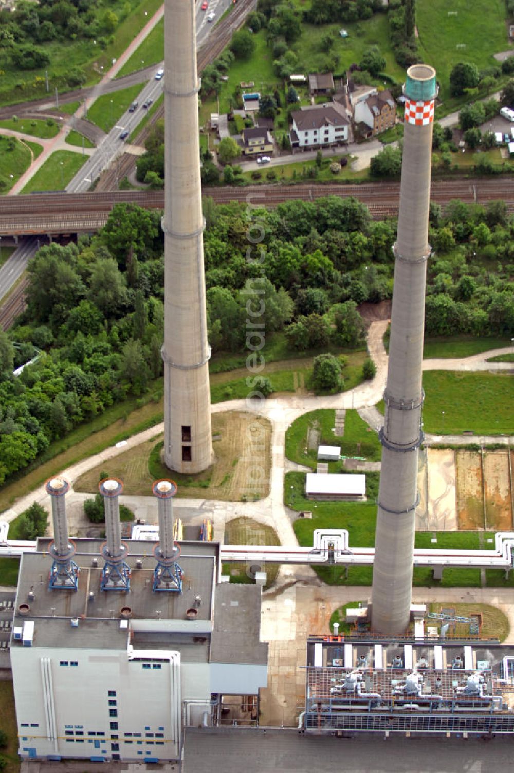 Jena from above - Blick auf das Heizkraftwerk Jena mit den beiden Schornsteinen. 1967 wurde das Heizkraftwerk aufgrund des Ausbaus der Zeiss-Werke und des damit verbundenen Anstiegs der Bevölkerung errichtet. Seit seinem Umbau 1996 zählt es zu den modernsten Gas-und-Dampf-Kombikraftwerken im Raum Thüringen und wird heute von der E.ON Thüringer Energie AG betrieben. View of the power plant in Jena with the two chimneys. In 1967 the power station was built due to the expansion of the Zeiss works and the associated increase in the population. Since his conversion in 1996 it is one of the most modern gas and steam combined cycle power plants in the region of Thuringia, and is now operated by E.ON Thüringer Energie AG.