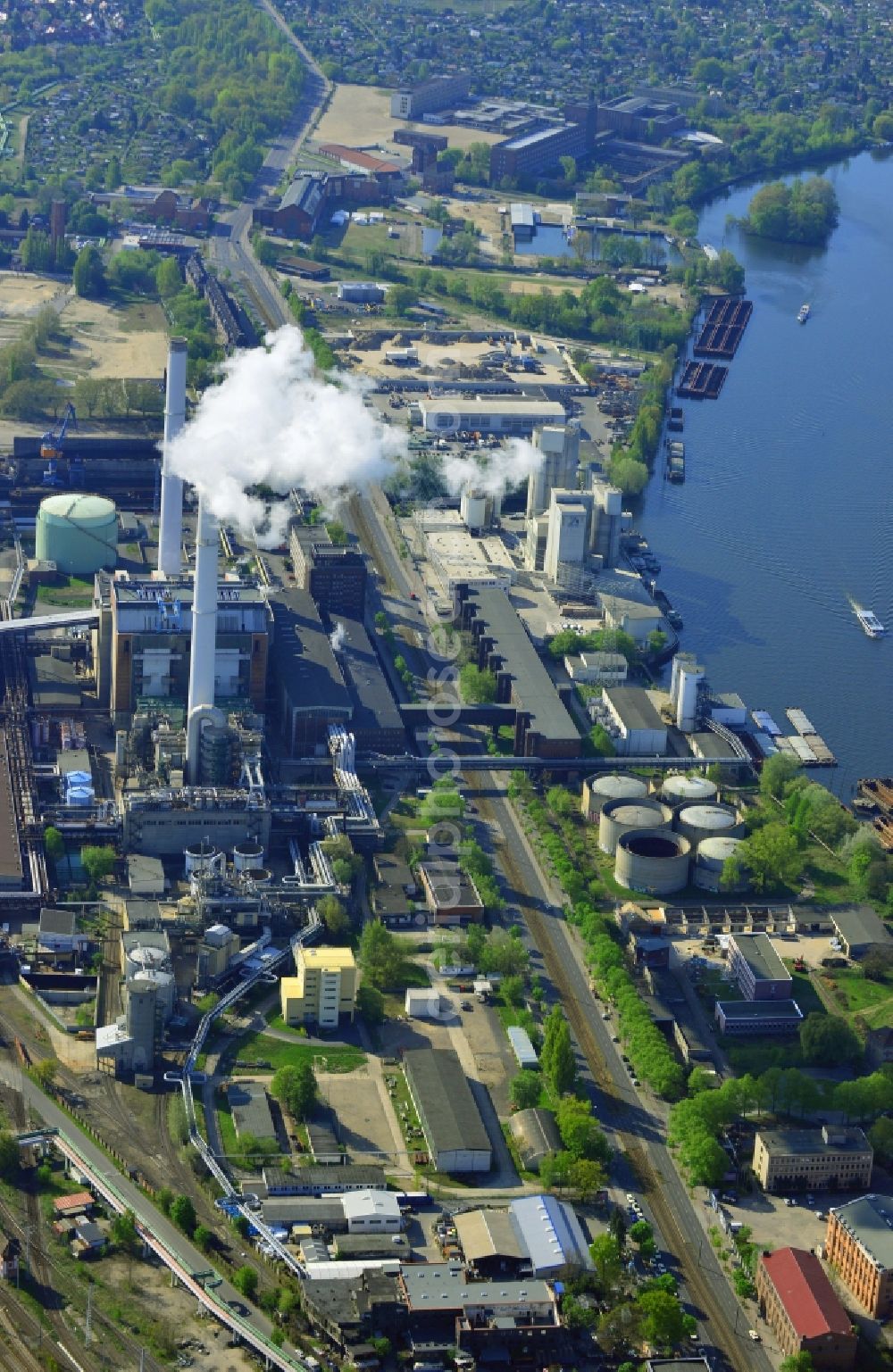 Aerial photograph Berlin - CHP plant Klingenberg on Koepenicker Chaussee in Berlin-Rummelsburg in winter heating