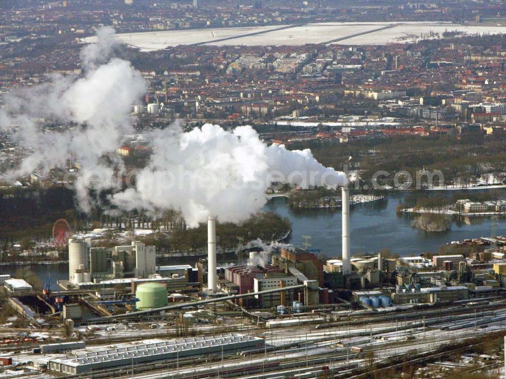 Berlin-Rummelsburg from the bird's eye view: Blick auf das voll arbeitende Heizkraftwerk Rummelsburg im Winter. Im Hintergrund am Horizont der Flughafen Berlin-Tempelhof.