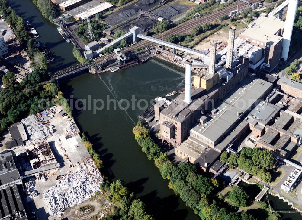 Aerial image Berlin Spandau - Heizkraftwerk Reuter und Hafen an der Spree im Berliner Ortsteil Siemensstadt in Berlin-Spandau. Combined heat and power station Reuter and Port at the Spree river in the district Siemensstadt.