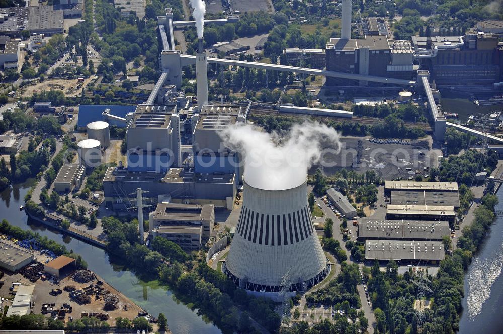 Berlin from the bird's eye view: Blick auf das Heizkraftwerk Reuter - West im Berliner Stadtbezirk Spandau. View on the power plant Reuter - West in the Berlin district of Spandau.