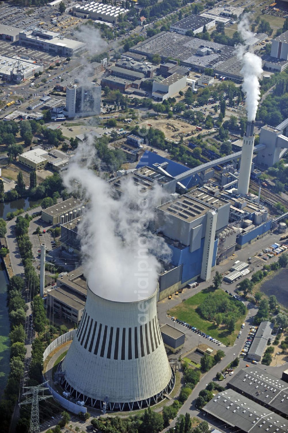 Aerial image Berlin - Blick auf das Heizkraftwerk Reuter - West im Berliner Stadtbezirk Spandau. View on the power plant Reuter - West in the Berlin district of Spandau.