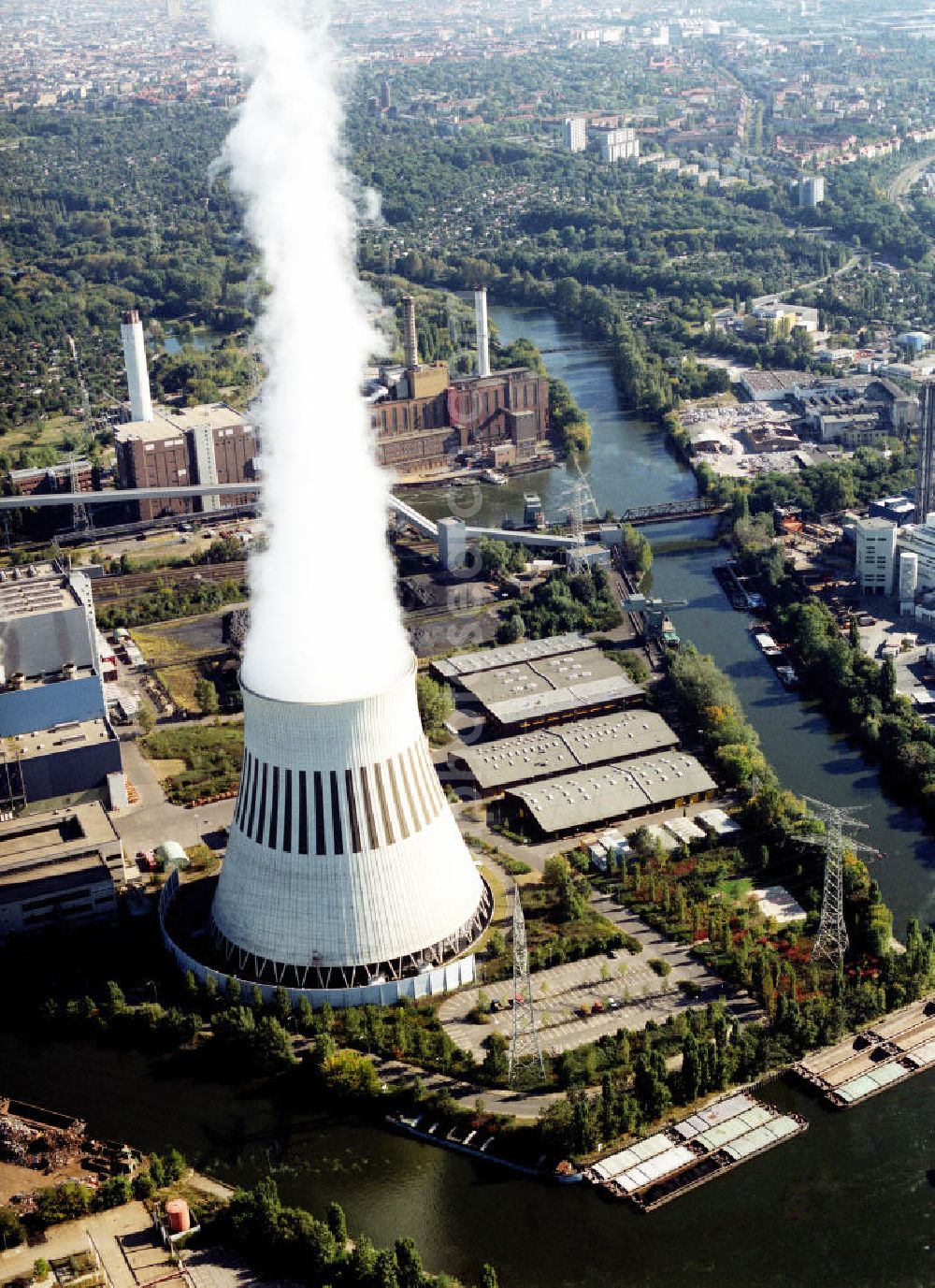 Berlin Spandau from above - Heizkraftwerk Reuter mit Hafen und HKW Reuter-West an der Spree bzw Alten Spree im Berliner Ortsteil Siemensstadt in Berlin-Spandau. Combined heat and power station Reuter and Port at the Spree river in the district Siemensstadt.