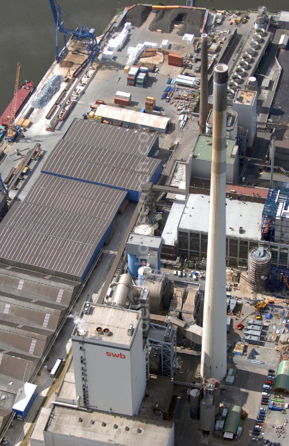 Aerial photograph Bremen - Blick auf das Heizkraftwerk der swb am Hafen von Bremen. Der Standort des Heizkraftwerkes am Hafen bietet eine direkte und somit konstengünstige Versorgung mit Brennstoffen über die Hochseeschiffe. Das Werk produziert durch Kraft - Wärme - Kopplung Strom für die Stadt, sowie Fernwärme für den Westen von Bremen. Kontakt: Kraftwerk Hafen, Otavistraße 7 - 9, 28237 Bremen, Tel. +49(0)421 359 6204; swb Erzeugung GmbH & CO.KG, Theodor - Heuss - Allee 20, 28215 Bremen, Tel. +49(0)421 359335 1, Fax +49(0)421 359335 0, Email: info.erzeugung@swb-gruppe.de