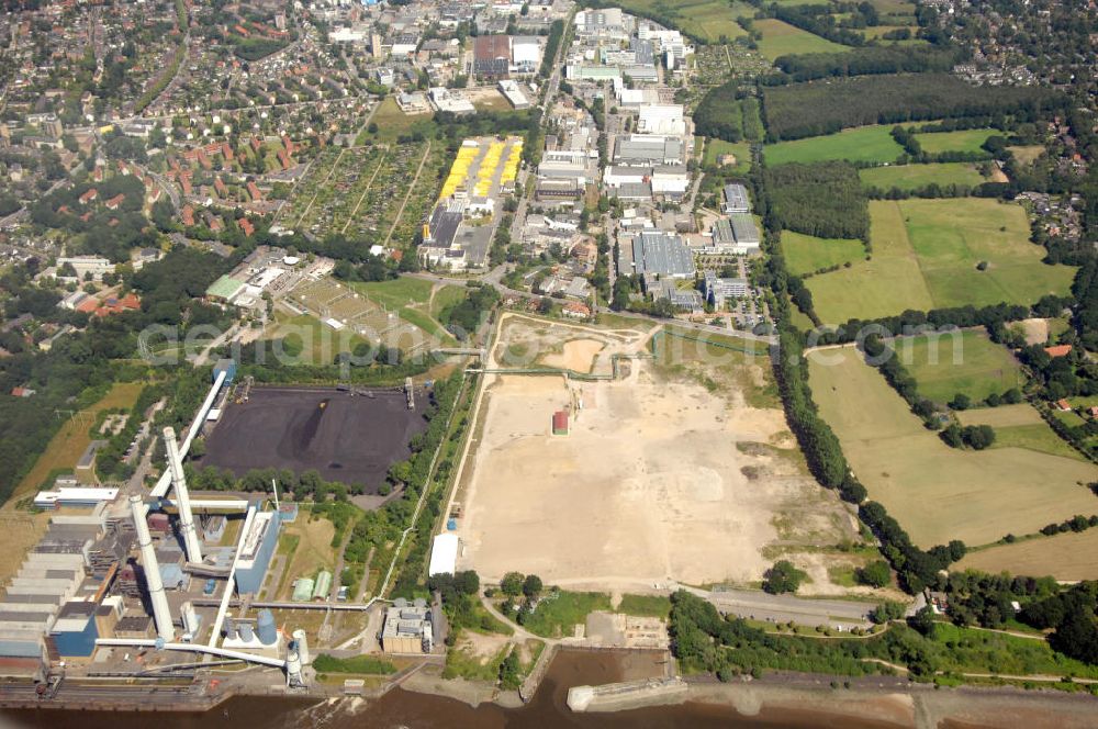 Wedel from the bird's eye view: Blick auf das Heizkraftwerk Wedel in Schleswig-Holstein. Das Heizkraftwerk an der Elbe soll 2013 still gelegt werden. View of the Wedel Power Station at the river Elbe in Schleswig-Holstein / SH which will be closed in 2013.