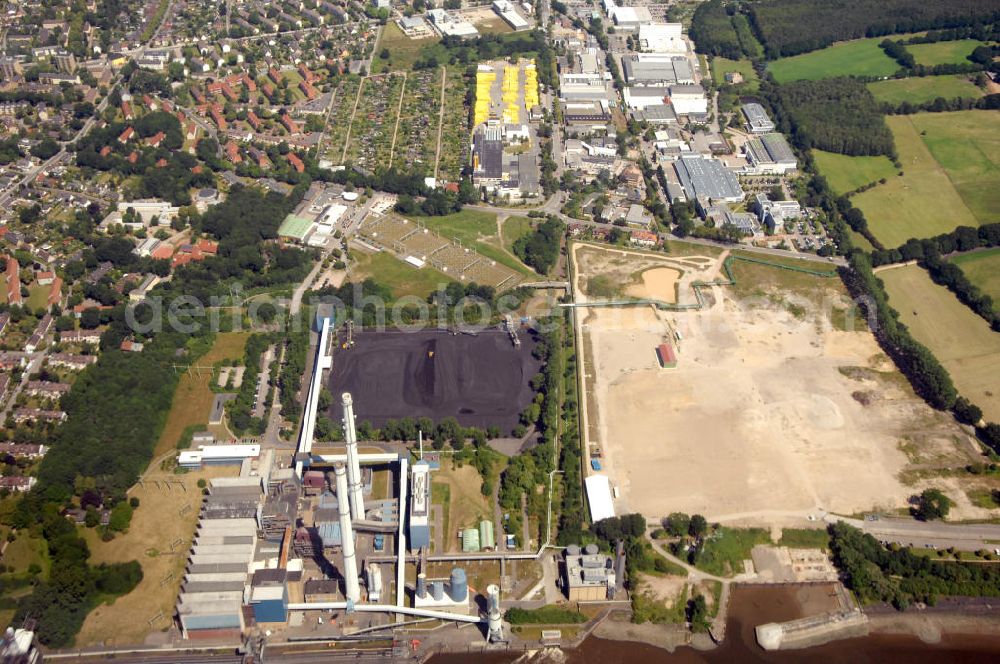 Wedel from above - Blick auf das Heizkraftwerk Wedel in Schleswig-Holstein. Das Heizkraftwerk an der Elbe soll 2013 still gelegt werden. View of the Wedel Power Station at the river Elbe in Schleswig-Holstein / SH which will be closed in 2013.