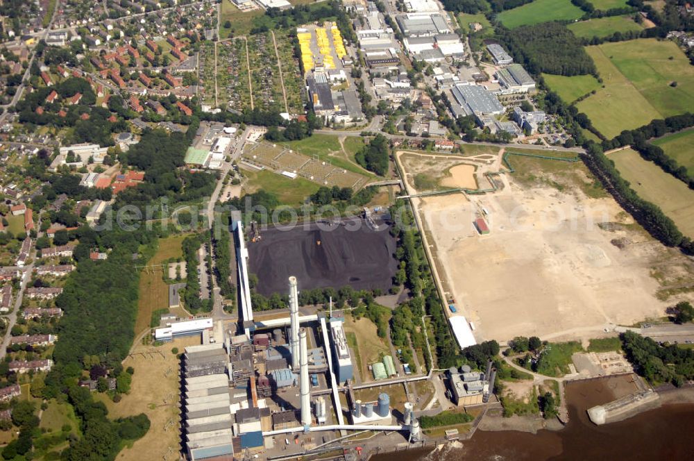 Wedel from the bird's eye view: Blick auf das Heizkraftwerk Wedel in Schleswig-Holstein. Das Heizkraftwerk an der Elbe soll 2013 still gelegt werden. View of the Wedel Power Station at the river Elbe in Schleswig-Holstein / SH which will be closed in 2013.