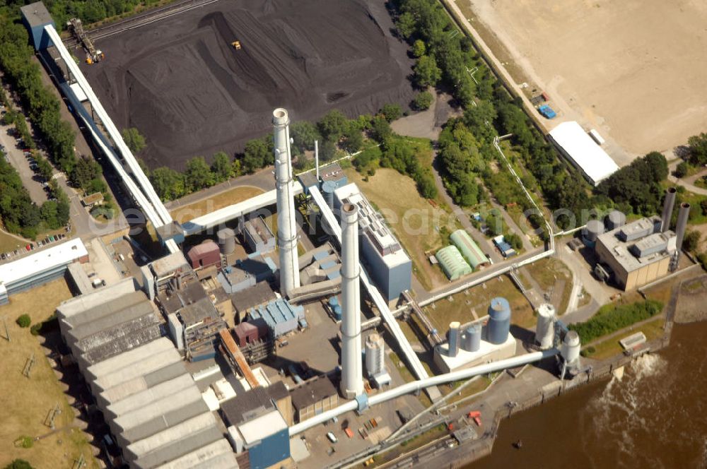 Wedel from above - Blick auf das Heizkraftwerk Wedel in Schleswig-Holstein. Das Heizkraftwerk an der Elbe soll 2013 still gelegt werden. View of the Wedel Power Station at the river Elbe in Schleswig-Holstein / SH which will be closed in 2013.