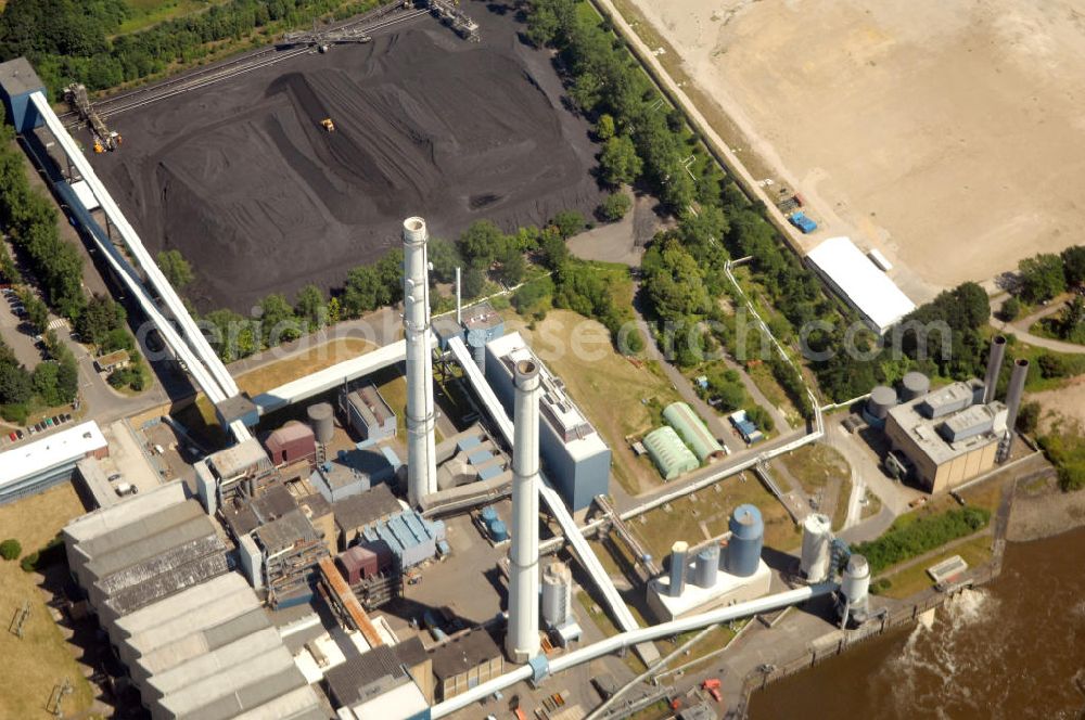 Wedel from the bird's eye view: Blick auf das Heizkraftwerk Wedel in Schleswig-Holstein. Das Heizkraftwerk an der Elbe soll 2013 still gelegt werden. View of the Wedel Power Station at the river Elbe in Schleswig-Holstein / SH which will be closed in 2013.