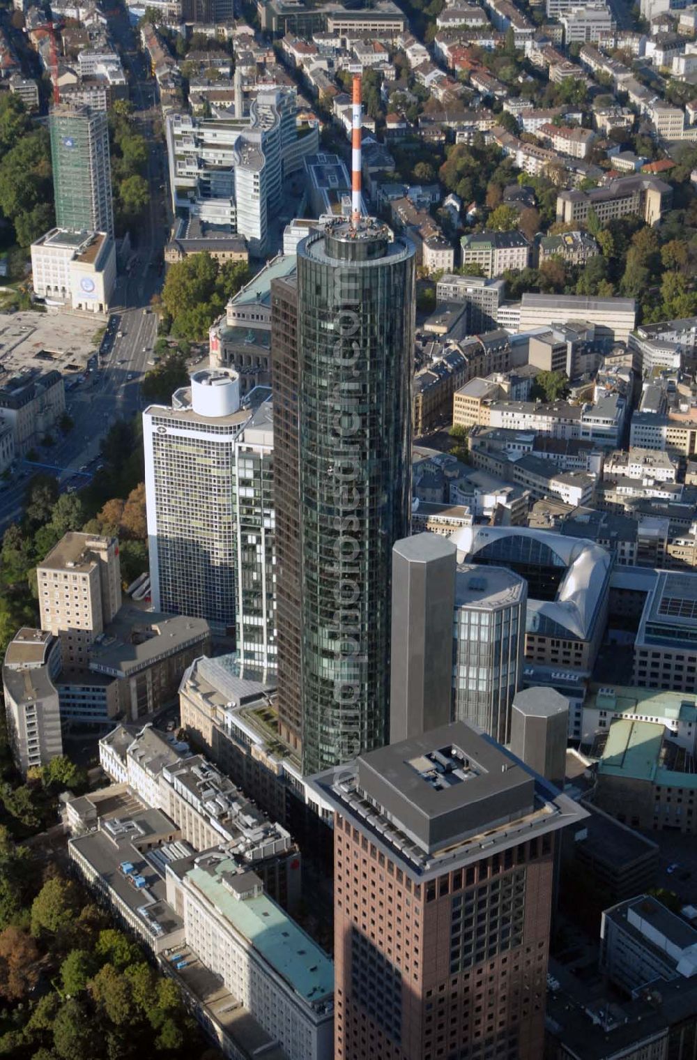 Frankfurt am Main from above - Blick auf die Hessische Landesbank und die Garden Towers in Frankfurt. Öffnungszeiten der Aussichtsplattform: Sonntag bis Donnerstag von 10.00 bis 21.00 Uhr, Freitag und Samstag von 10.00 bis 23.00 Uhr. Landesbank Hessen-Thüringen Girozentrale, Anstalt des öffentlichen Rechts, MAIN TOWER, Neue Mainzer Straße 52-58, D-60311 Frankfurt am Main, Germany - Tel. (+49) 69 91 32-01