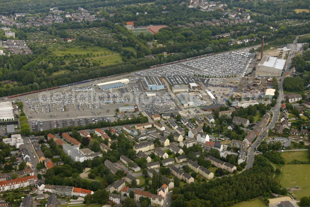 Aerial photograph Essen - Autohalde vom Automobilverteilerzentrum der Helf Automobil-Logistik GmbH an der Stauderstraße in Essen-Altenessen, Nordrhein-Westfalen NRW. Automotive distribution centre of the logistics company HELF at the street Stauderstrasse in Essen, North Rhine-Westphalia.