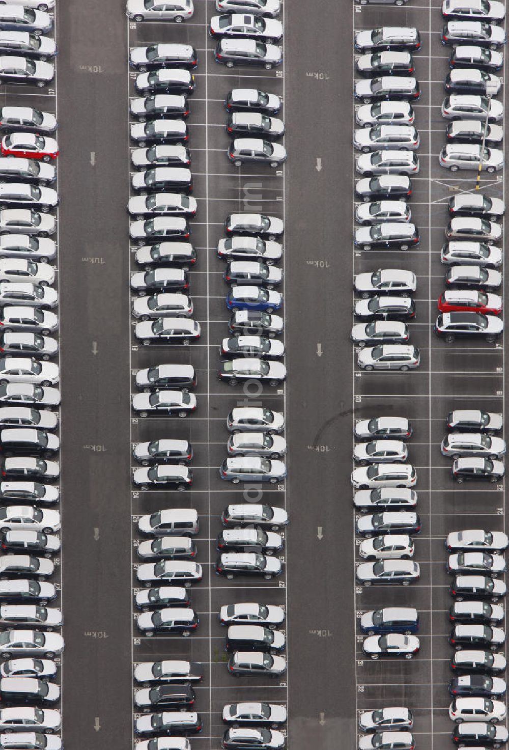 Essen from above - Autohalde vom Automobilverteilerzentrum der Helf Automobil-Logistik GmbH an der Stauderstraße in Essen-Altenessen, Nordrhein-Westfalen NRW. Automotive distribution centre of the logistics company HELF at the street Stauderstrasse in Essen, North Rhine-Westphalia.