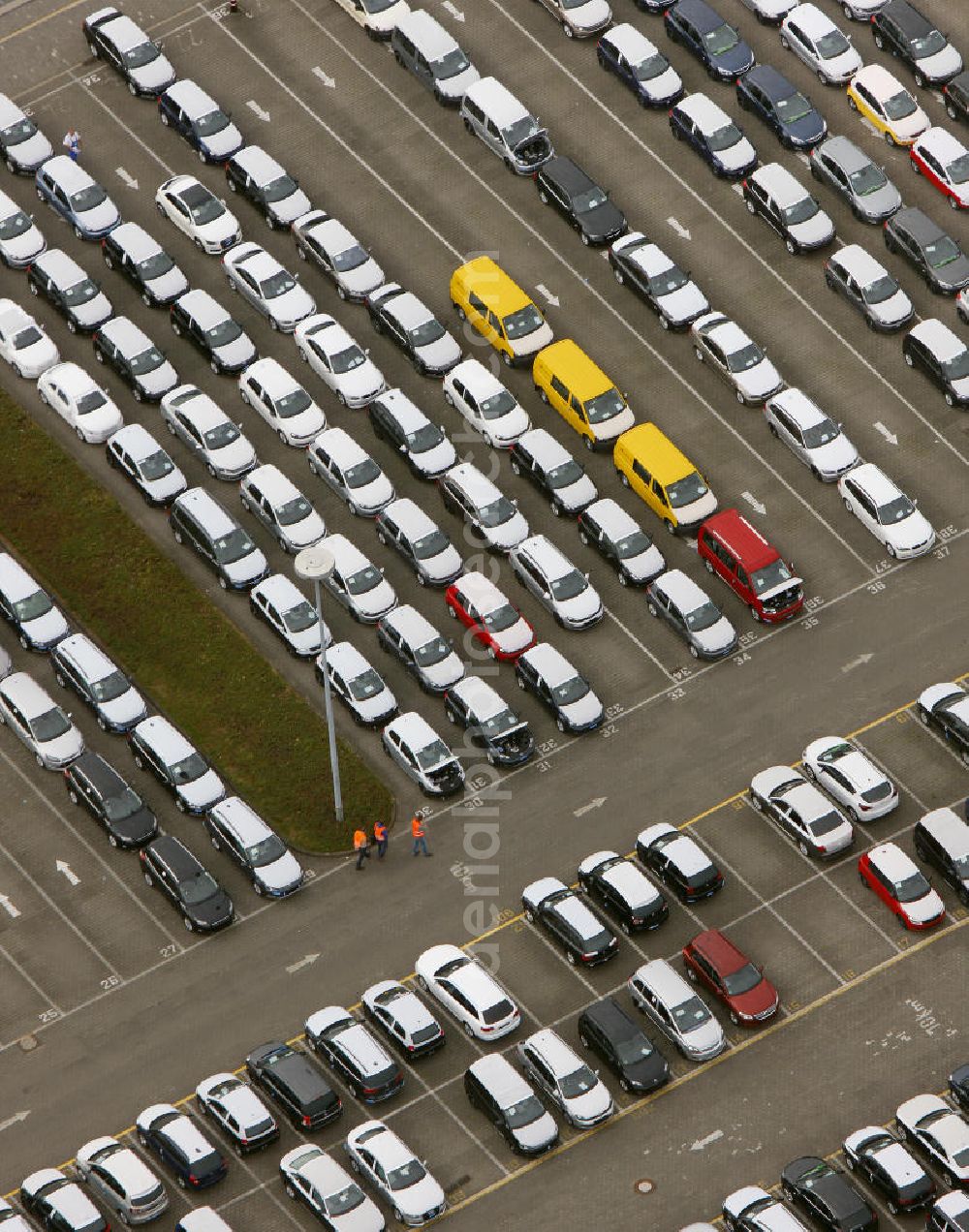 Essen from the bird's eye view: Autohalde vom Automobilverteilerzentrum der Helf Automobil-Logistik GmbH an der Stauderstraße in Essen-Altenessen, Nordrhein-Westfalen NRW. Automotive distribution centre of the logistics company HELF at the street Stauderstrasse in Essen, North Rhine-Westphalia.