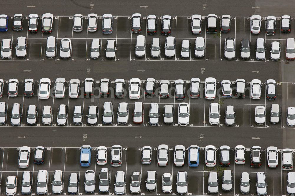 Aerial image Essen - Autohalde vom Automobilverteilerzentrum der Helf Automobil-Logistik GmbH an der Stauderstraße in Essen-Altenessen, Nordrhein-Westfalen NRW. Automotive distribution centre of the logistics company HELF at the street Stauderstrasse in Essen, North Rhine-Westphalia.