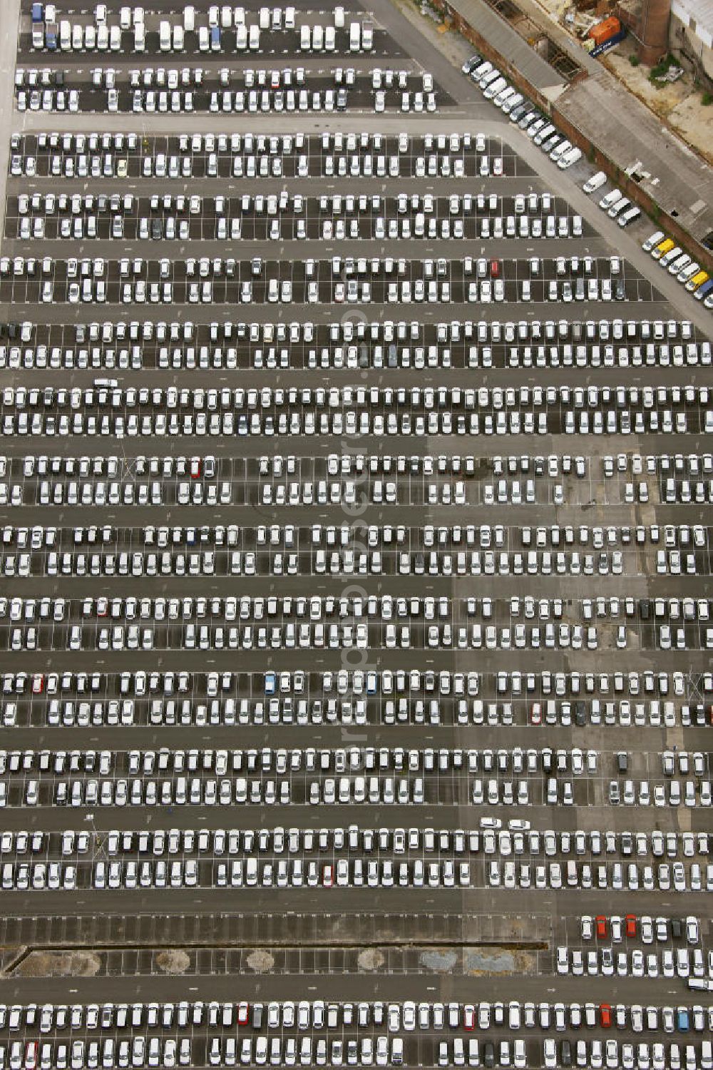 Aerial photograph Essen - Autohalde vom Automobilverteilerzentrum der Helf Automobil-Logistik GmbH an der Stauderstraße in Essen-Altenessen, Nordrhein-Westfalen NRW. Automotive distribution centre of the logistics company HELF at the street Stauderstrasse in Essen, North Rhine-Westphalia.