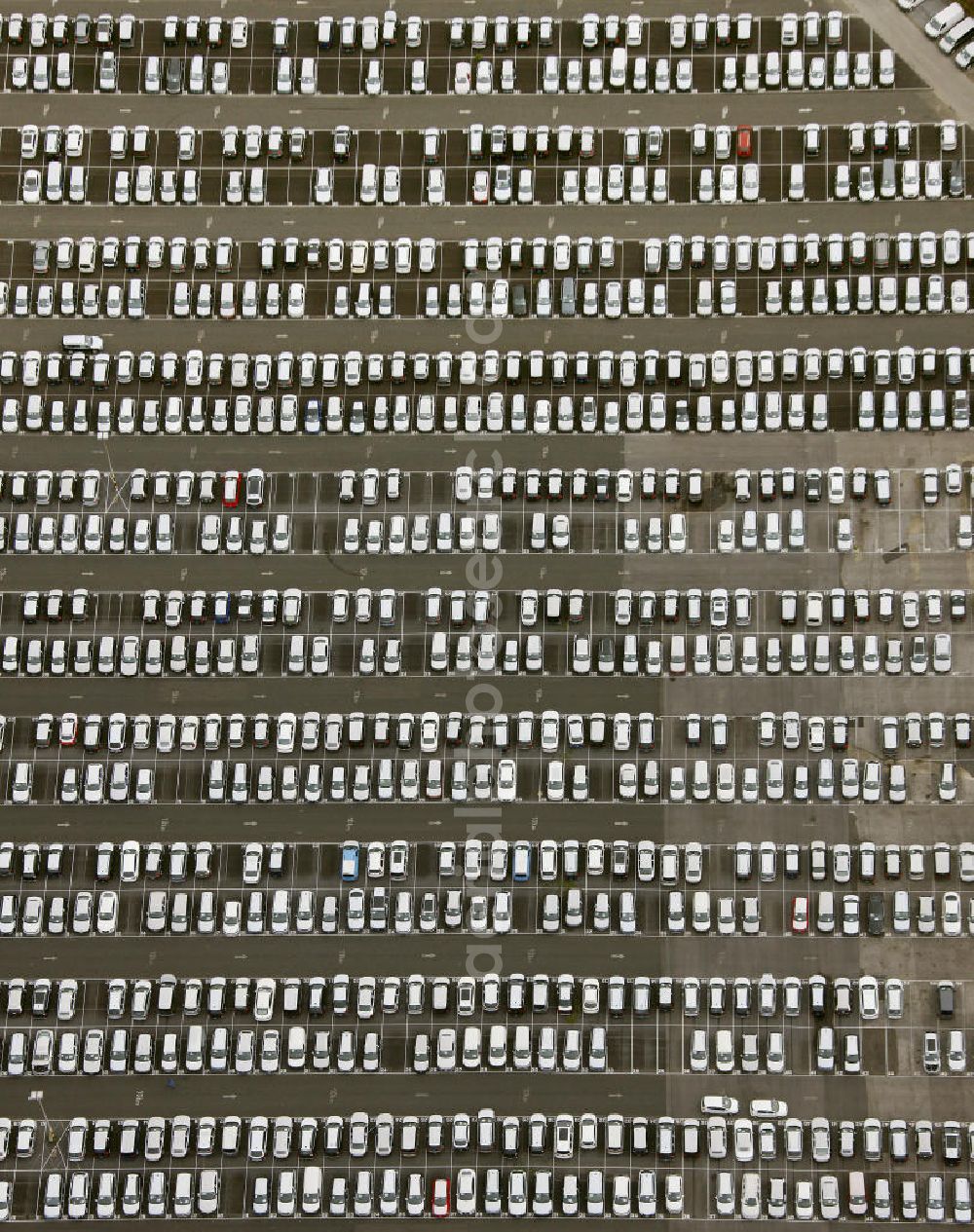 Essen from above - Autohalde vom Automobilverteilerzentrum der Helf Automobil-Logistik GmbH an der Stauderstraße in Essen-Altenessen, Nordrhein-Westfalen NRW. Automotive distribution centre of the logistics company HELF at the street Stauderstrasse in Essen, North Rhine-Westphalia.