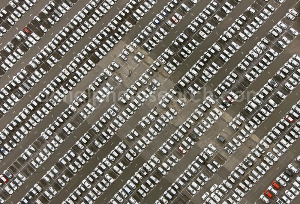 Aerial photograph Essen - Autohalde vom Automobilverteilerzentrum der Helf Automobil-Logistik GmbH an der Stauderstraße in Essen-Altenessen, Nordrhein-Westfalen NRW. Automotive distribution centre of the logistics company HELF at the street Stauderstrasse in Essen, North Rhine-Westphalia.